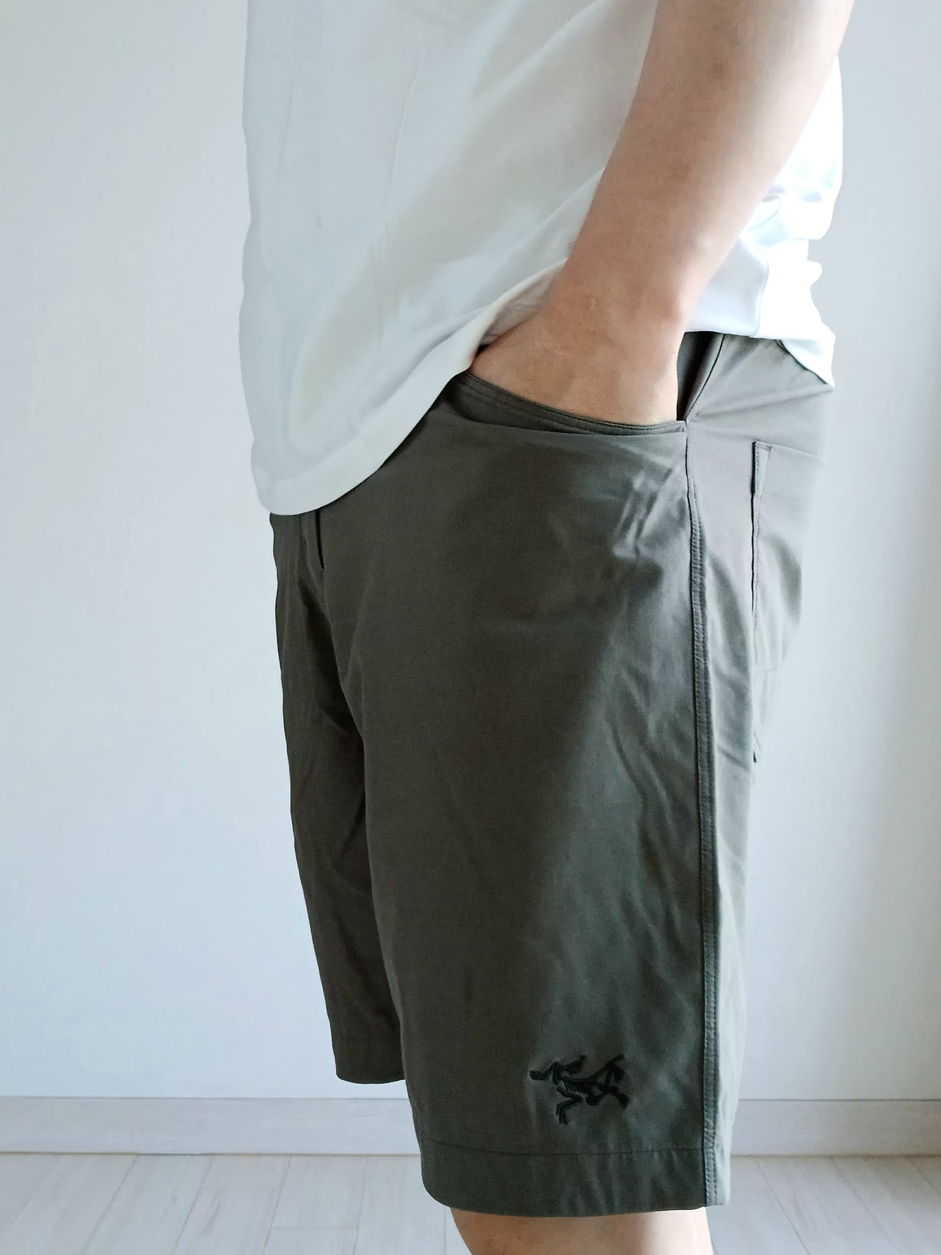 Arc'teryx Kragg SL Cotton Bird Word SS T-Shirt White Light Black, Arc'teryx Kragg Cotton Short 9 Inch Forage 착용 스타일 - 2