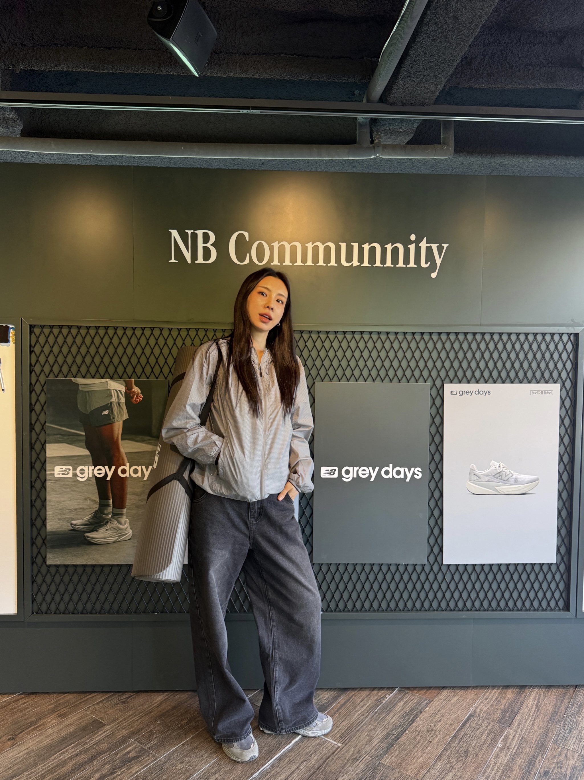 New Balance 2002R Premium Vintage Grey 착용 스타일 - 2