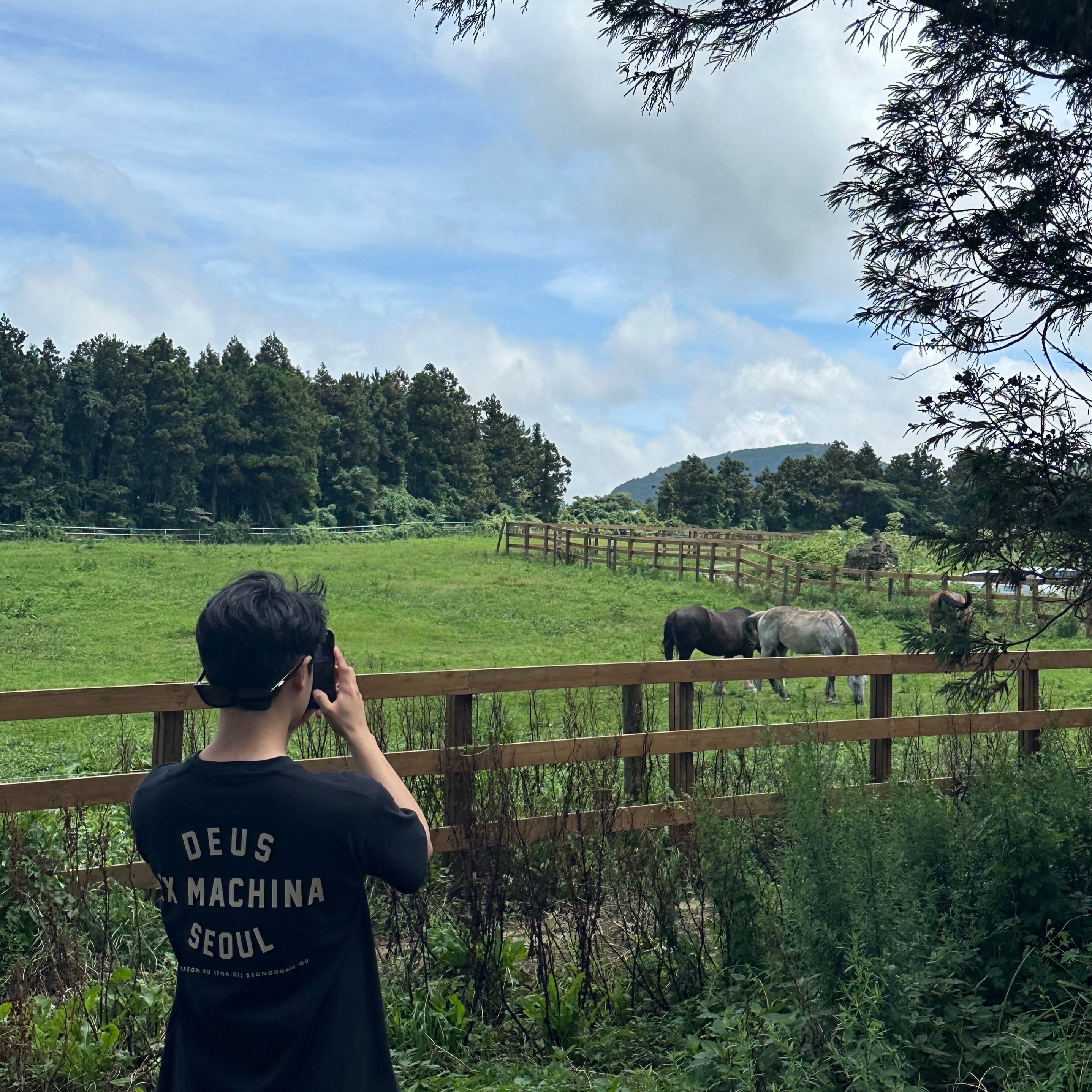 Deus Ex Machina Deus Seoul College Address T-Shirt Black 착용 스타일