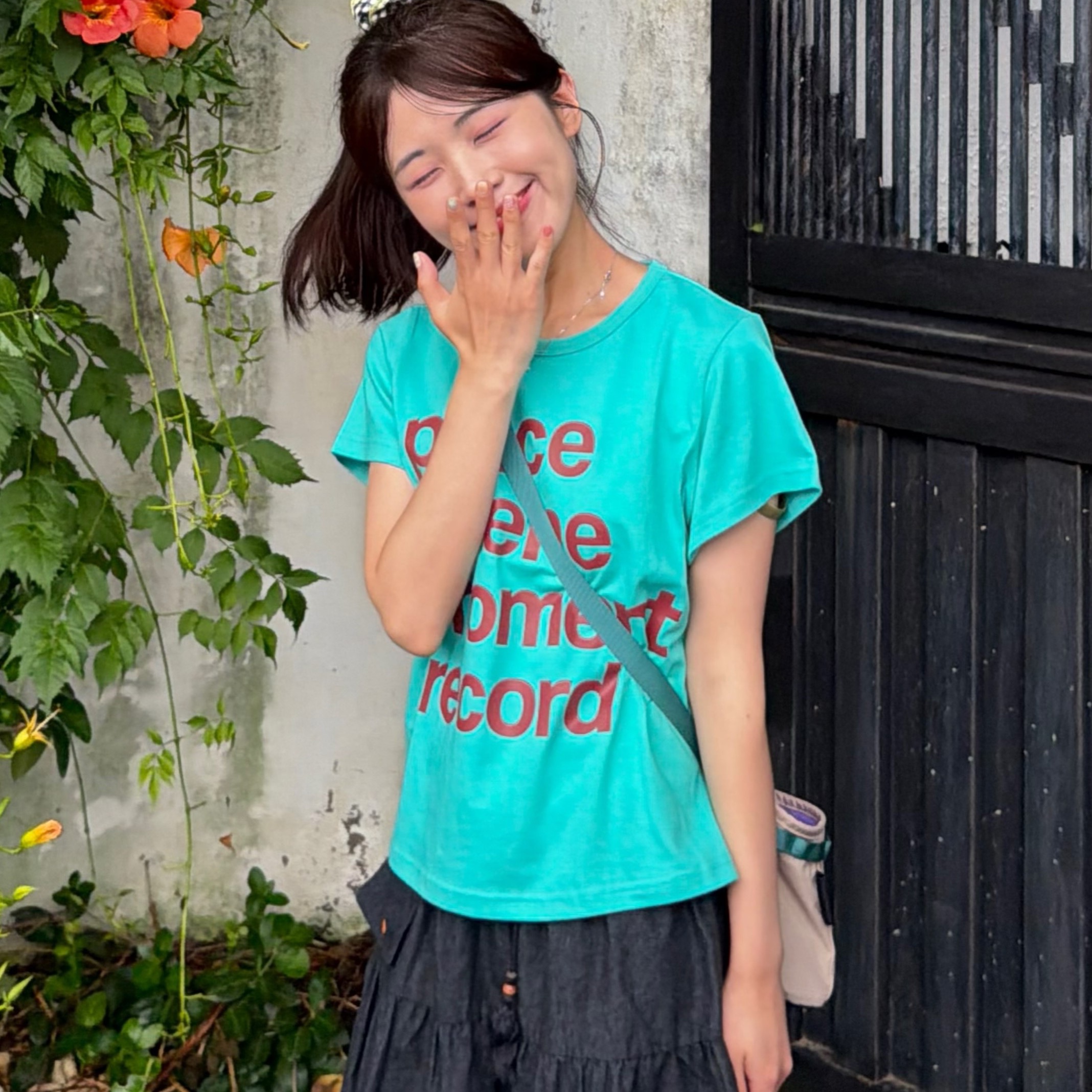 SLOW RECORD HOUSE Archive Typo T-Shirt Mint 착용 스타일 - 1