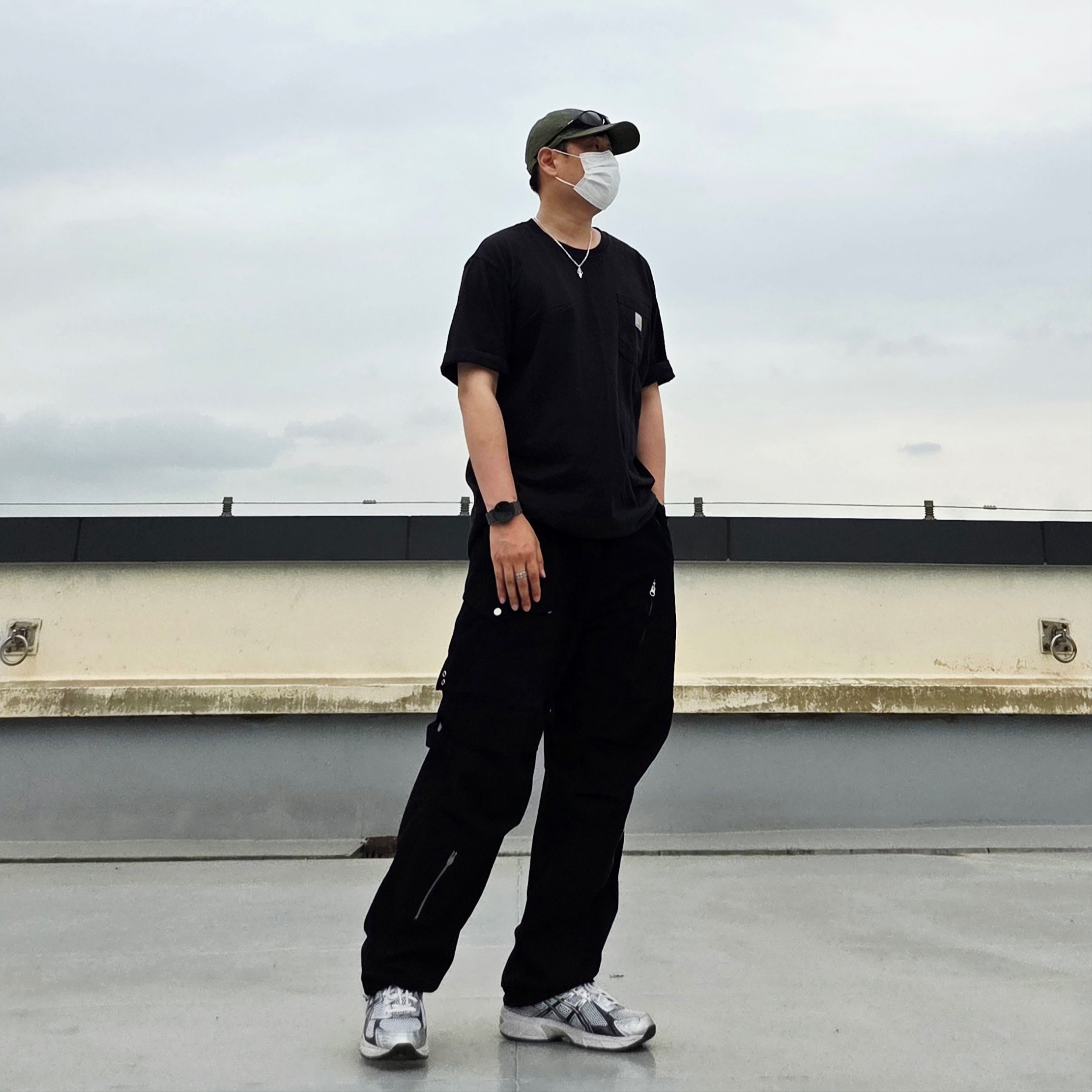 Carhartt Canvas Cap Army Green, Carhartt Loose Fit Heavyweight Regular Short Sleeve Pocket T-Shirt Black 착용 스타일 - 2