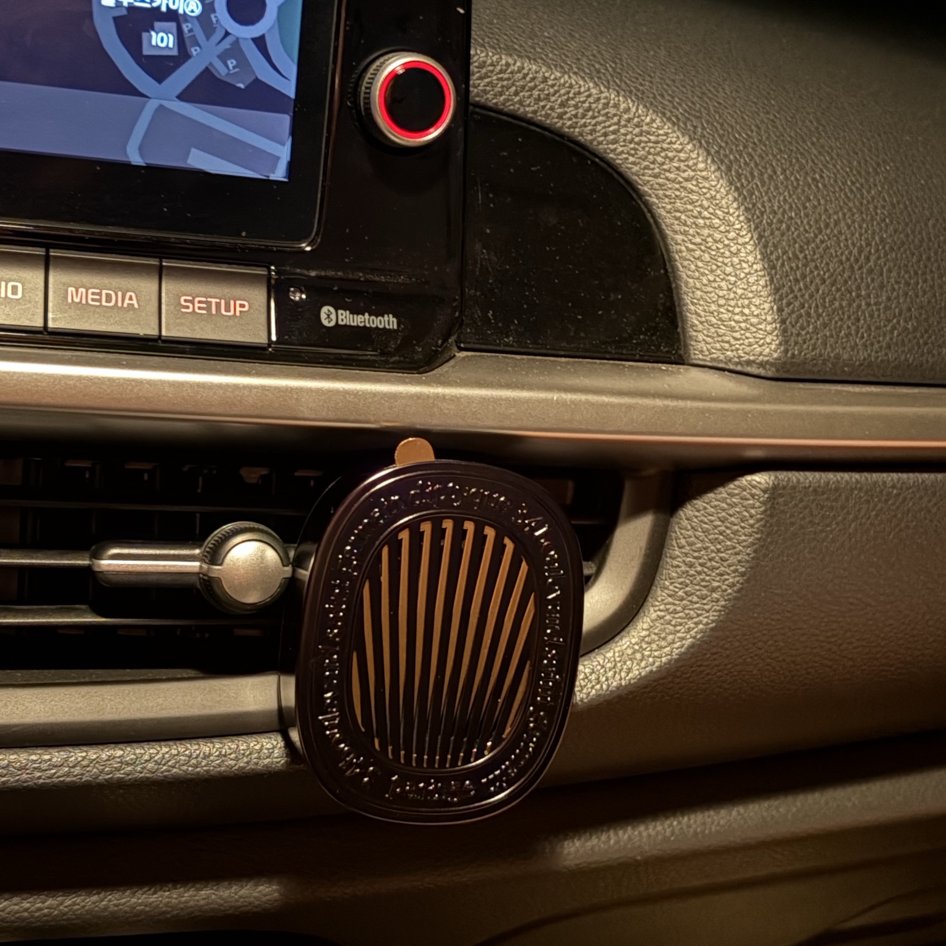 Diptyque Car Diffuser Case & Refill Capsule Set Baies 착용 스타일