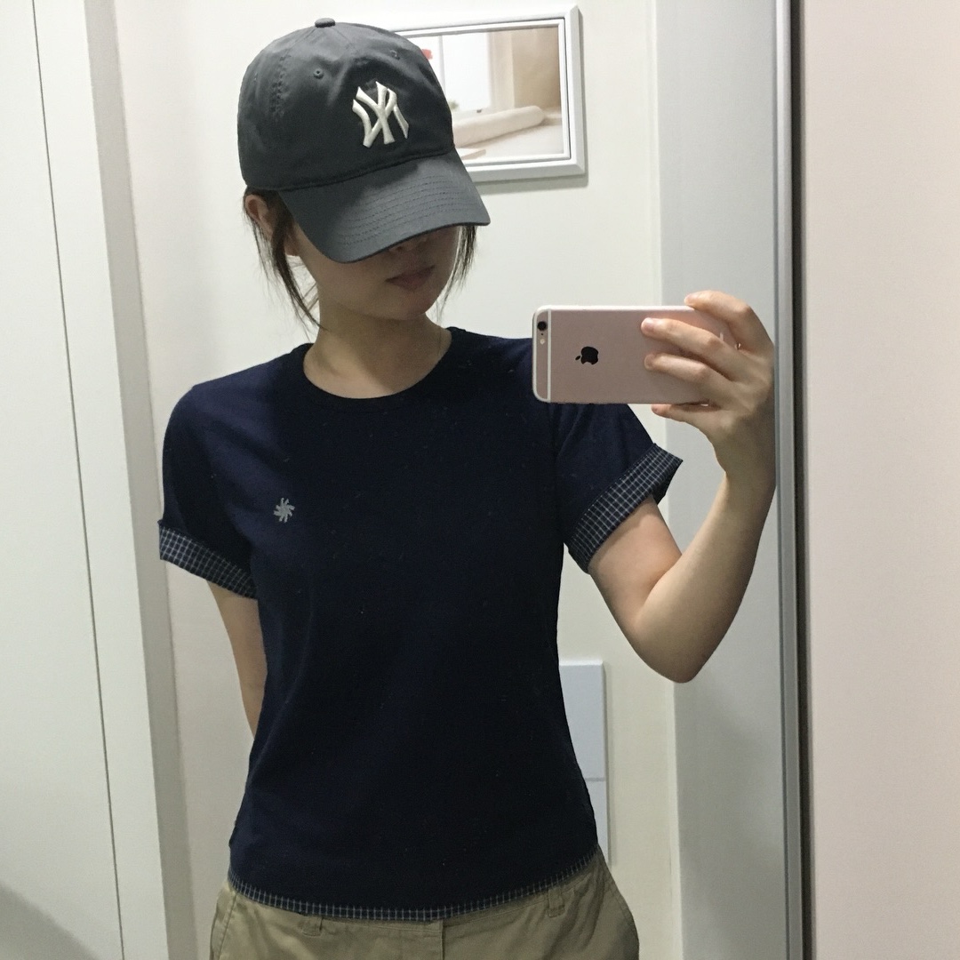 SLOW RECORD HOUSE Layered Check Roll-Up T-Shirt Navy 착용 스타일 - 1