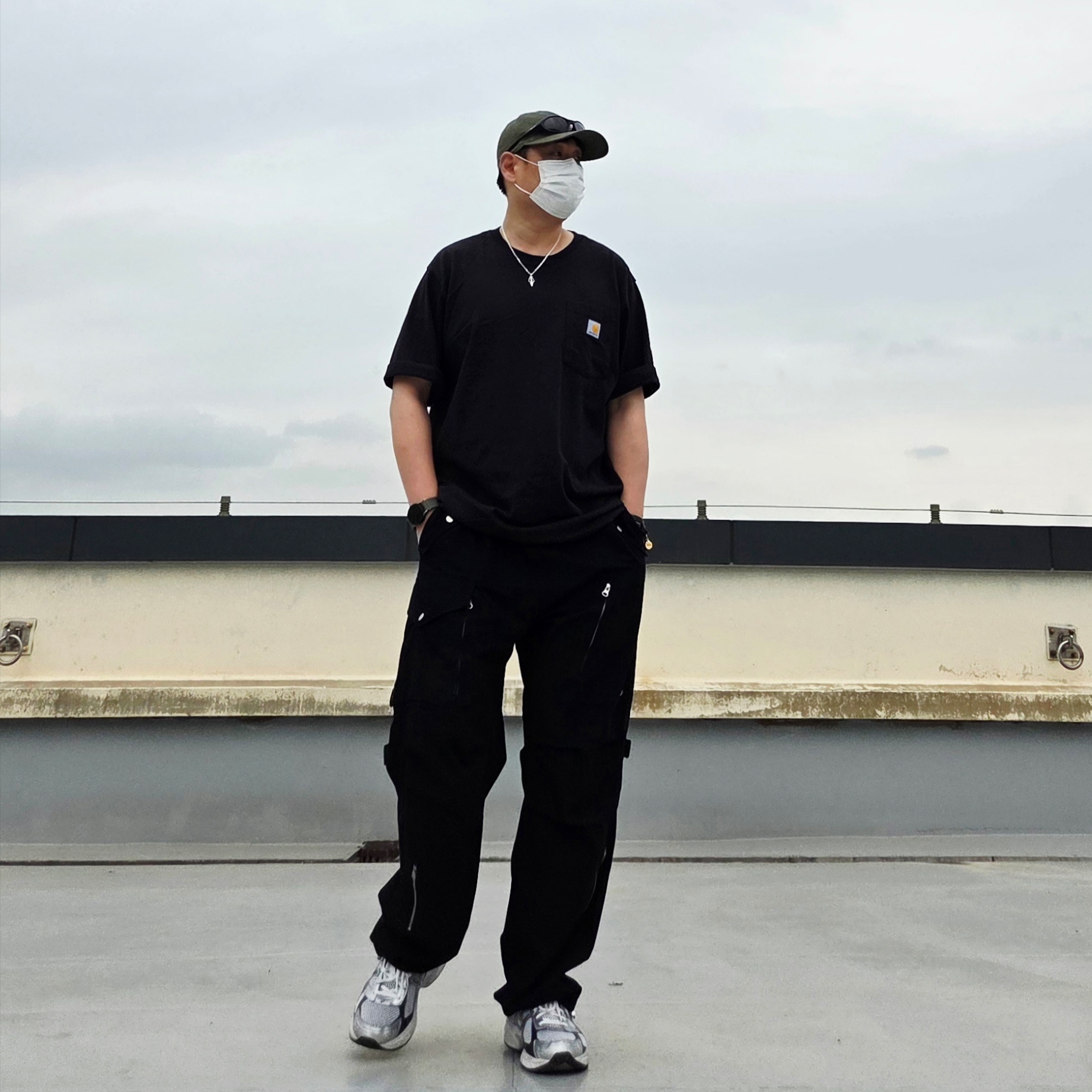Carhartt Canvas Cap Army Green, Carhartt Loose Fit Heavyweight Regular Short Sleeve Pocket T-Shirt Black 착용 스타일 - 1