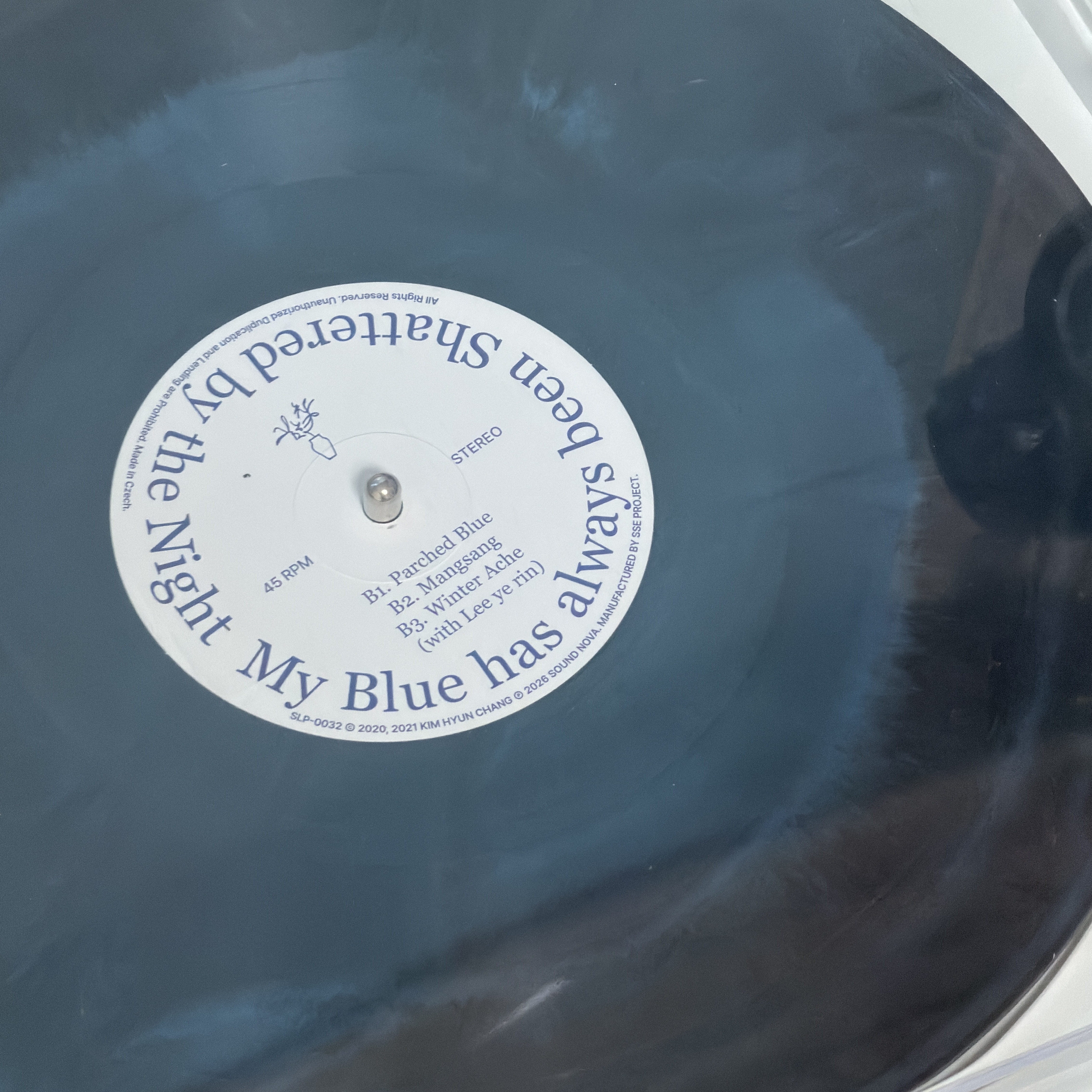 Kim Hyun Chang My Blue Has Always Been Shattered By The Night LP Black Sky Blue, Audio-Technica AT-LP3XBT Automatic Belt-Drive Turntable (Wireless & Analog) White 착용 스타일 - 1