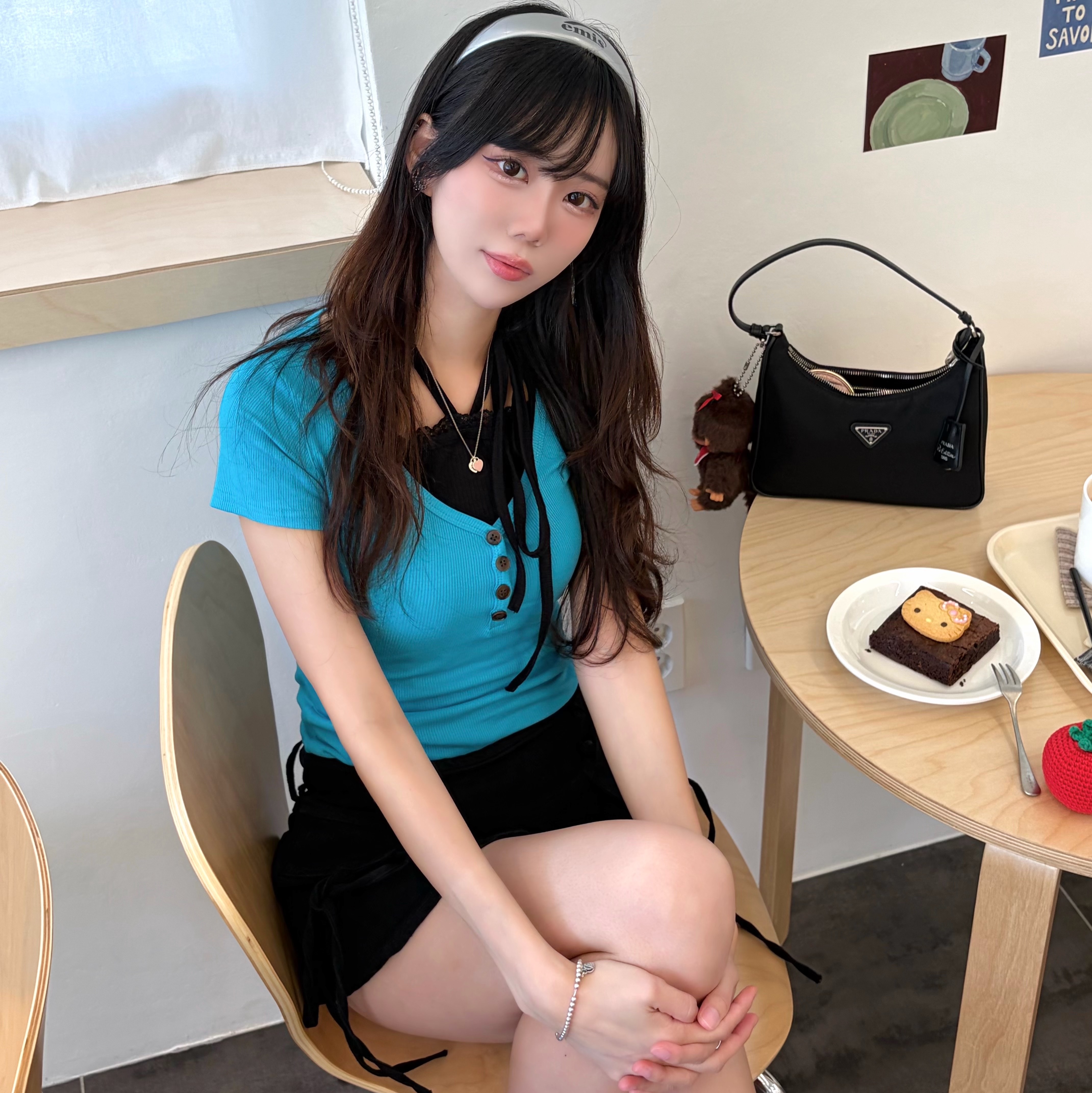 Emis Enamel Hairband Silver, Prada Re-Edition 2005 Re-Nylon and Saffiano Mini Bag Black 착용 스타일 - 2