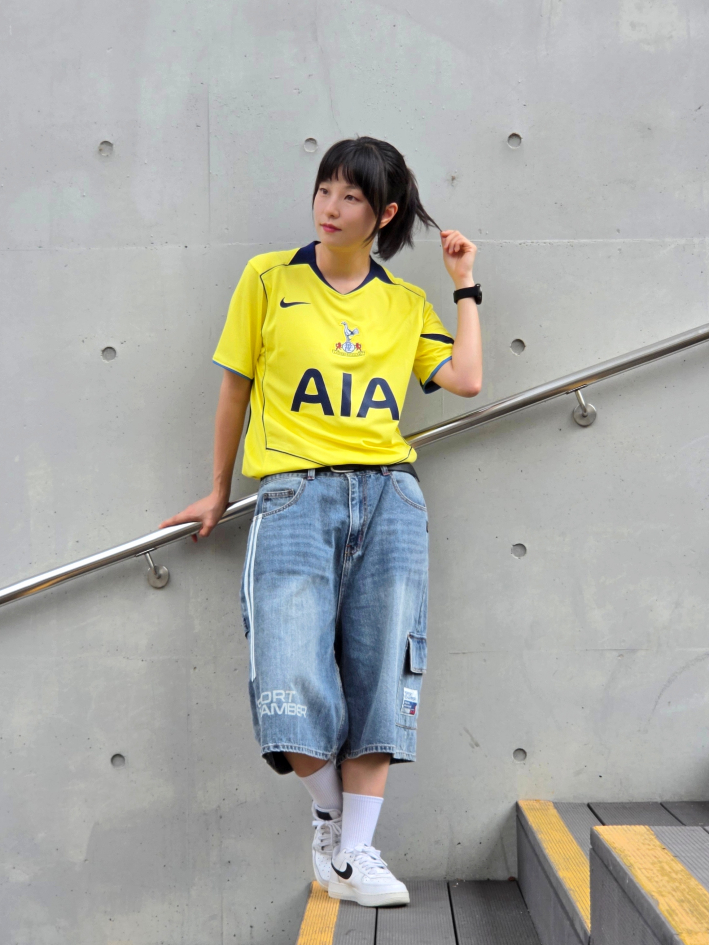 Nike Tottenham Hotspur 2025/26 Stadium 3rd Dri-FIT Total 90 Replica Jersey Dynamic Yellow Blue Void Pacific Blue (Non Marking Ver.), SPORT CHAMBER Track Denim Bermuda Shorts Blue 착용 스타일 - 1