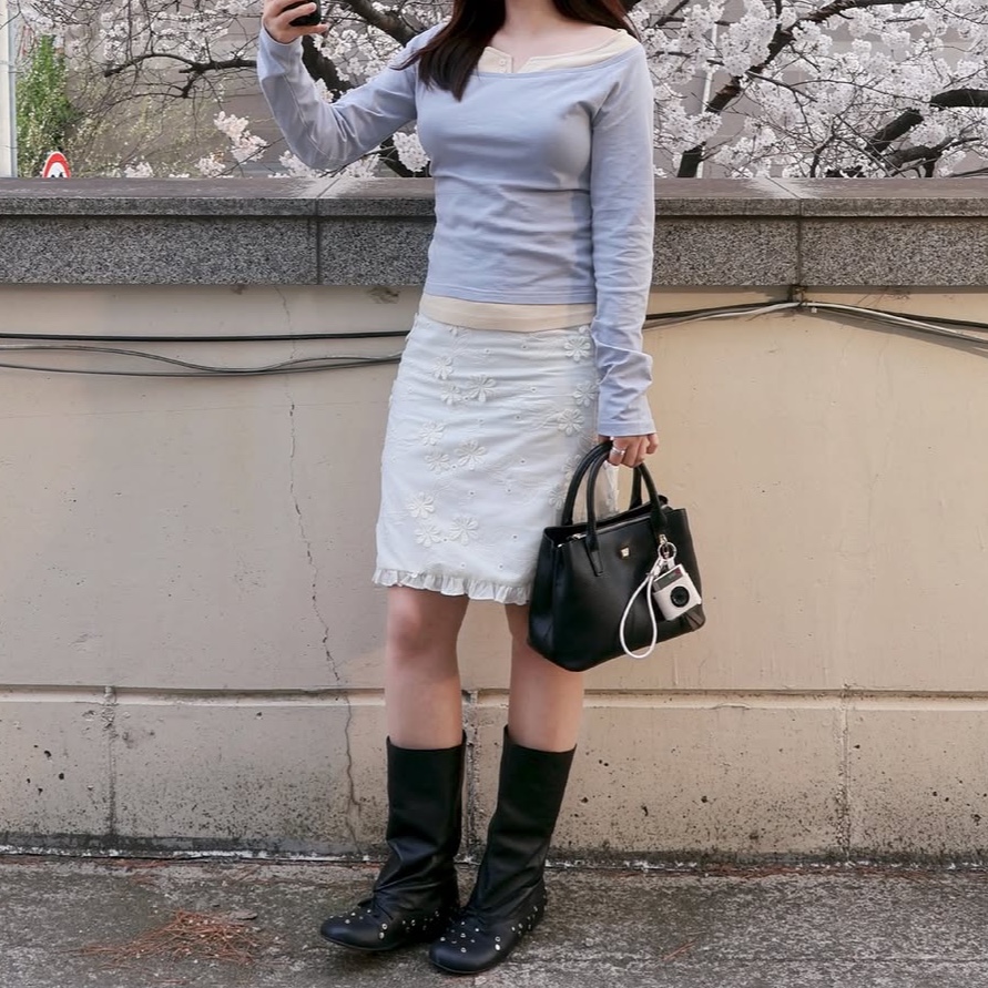 Margarin Fingers Off-Shoulder Layered T-Shirt  Light Blue 착용 스타일 - 1