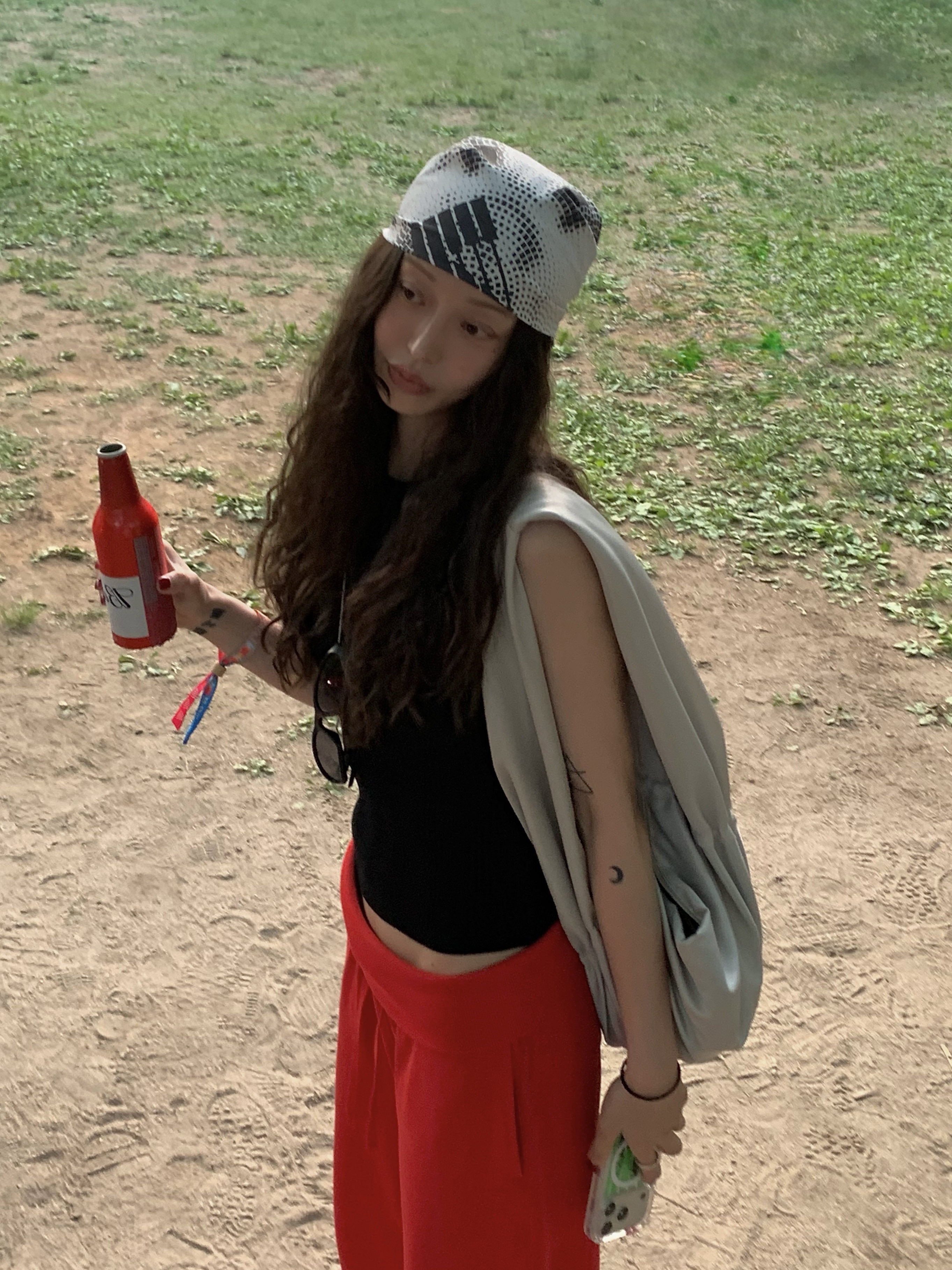 [10% 적립] OOFOS Ooyea Black Unisex Slides, GBH APPAREL Fold Over Long Pants / Red 착용 스타일 - 8