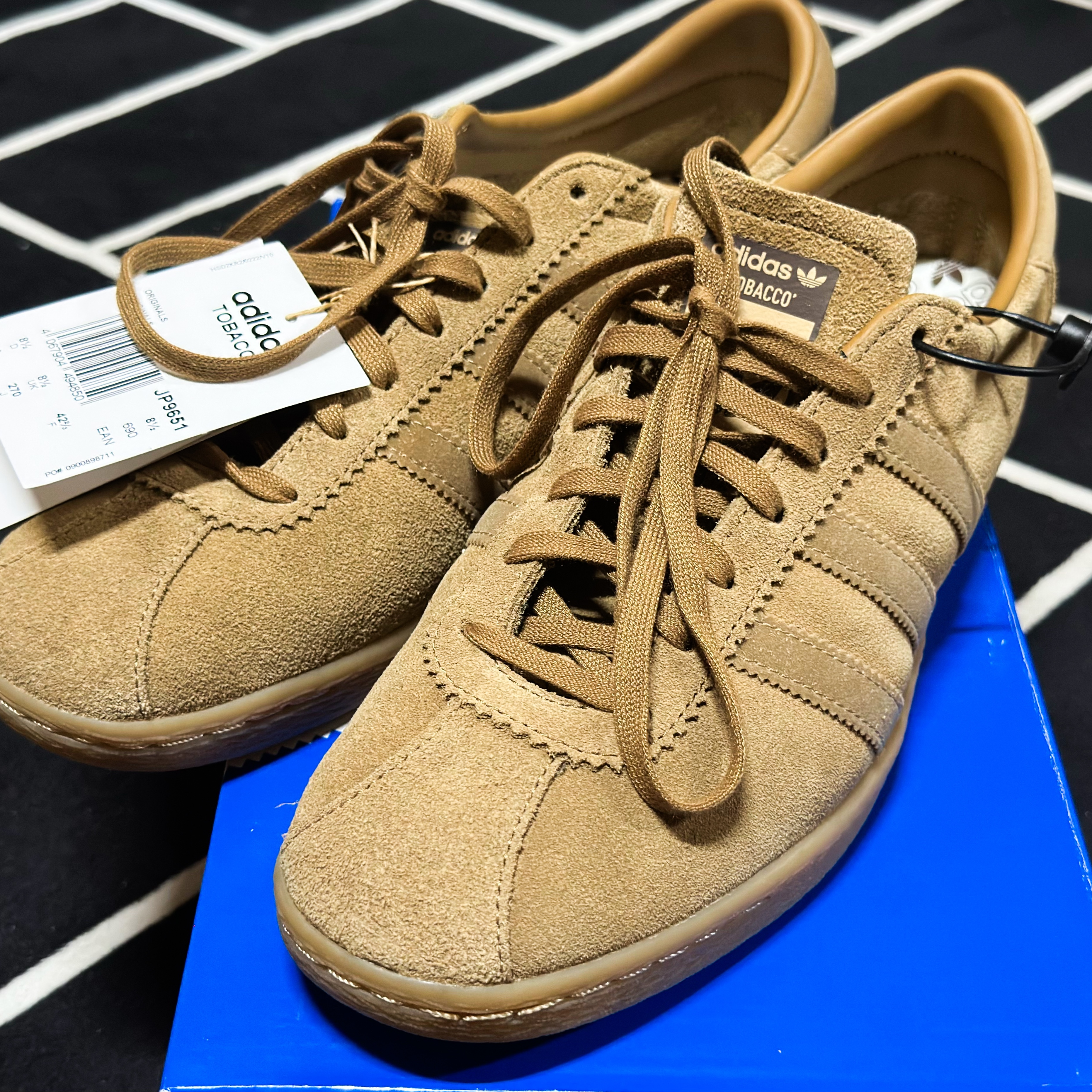 Adidas Tobacco Team Brown Desert Cardboard 착용 스타일 - 2