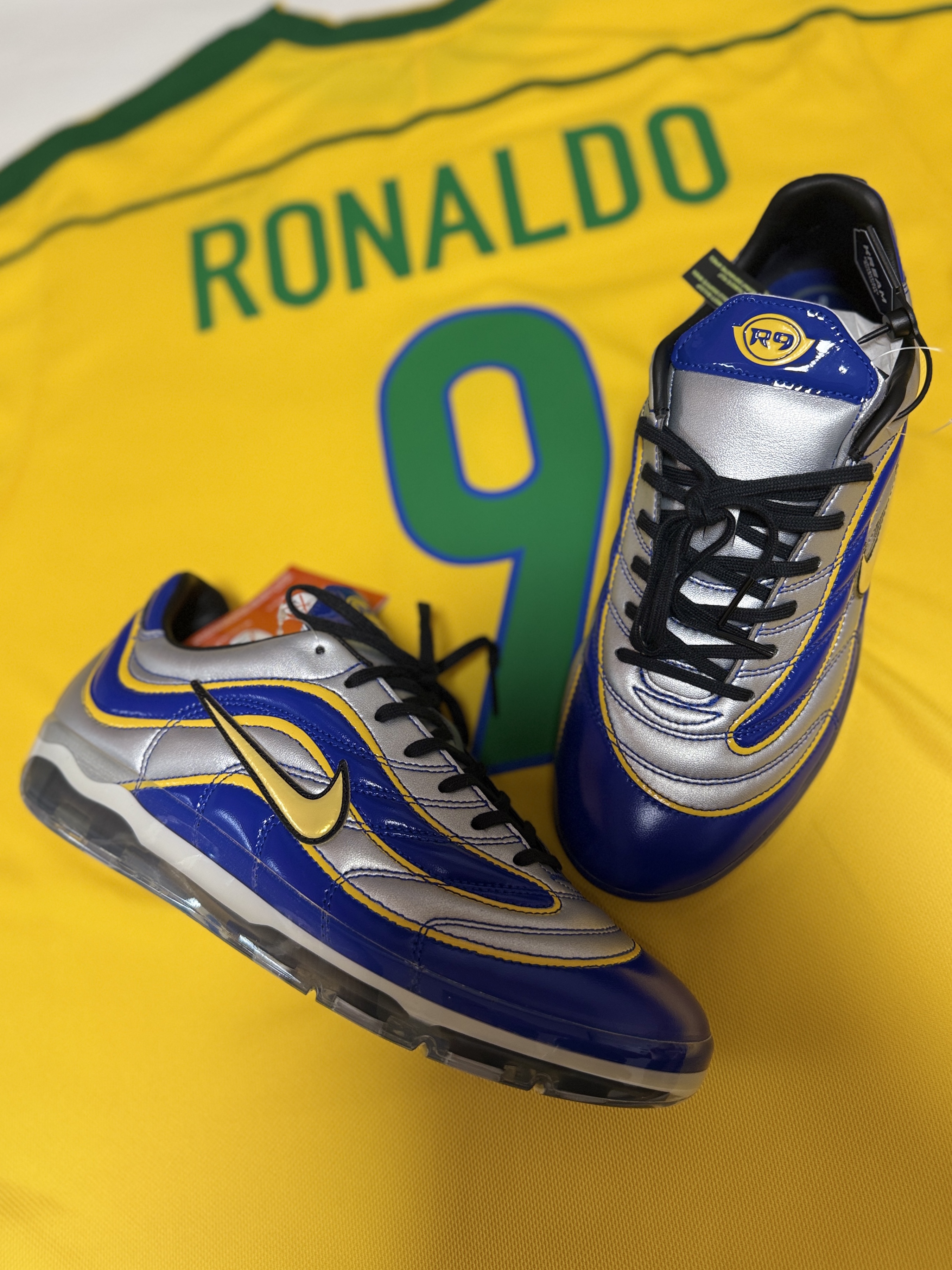 Nike Cryoshot Mercurial Vapor R9 OG Varsity Royal Varsity Maize, Nike Brazil 1998 Reissue Soccer Replica Jersey Varsity Maize Ronaldo (Marking Ver.) 착용 스타일 - 1
