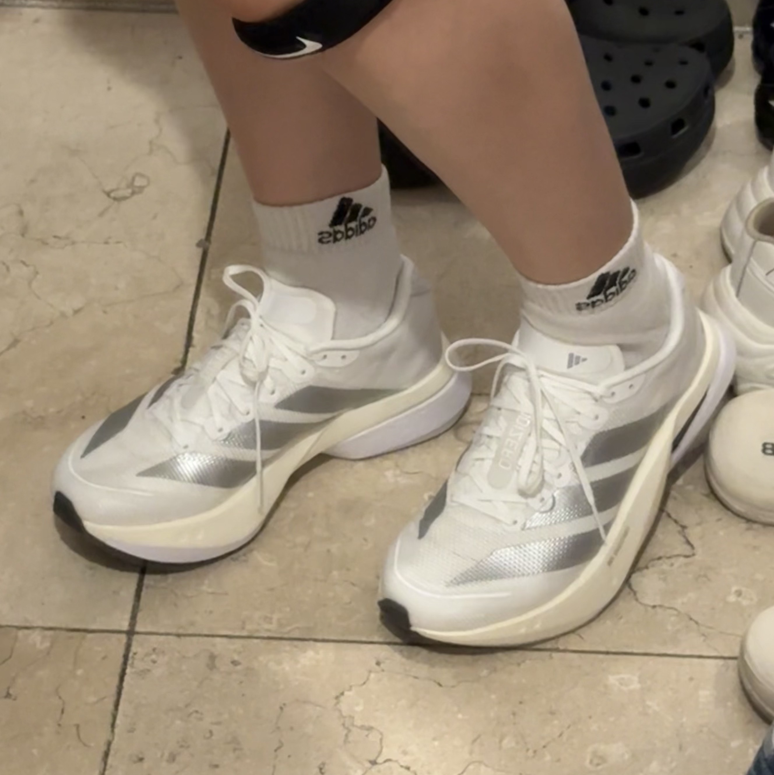 (W) Adidas Adizero Boston 13 Cloud White Matte Silver 착용 스타일 - 2