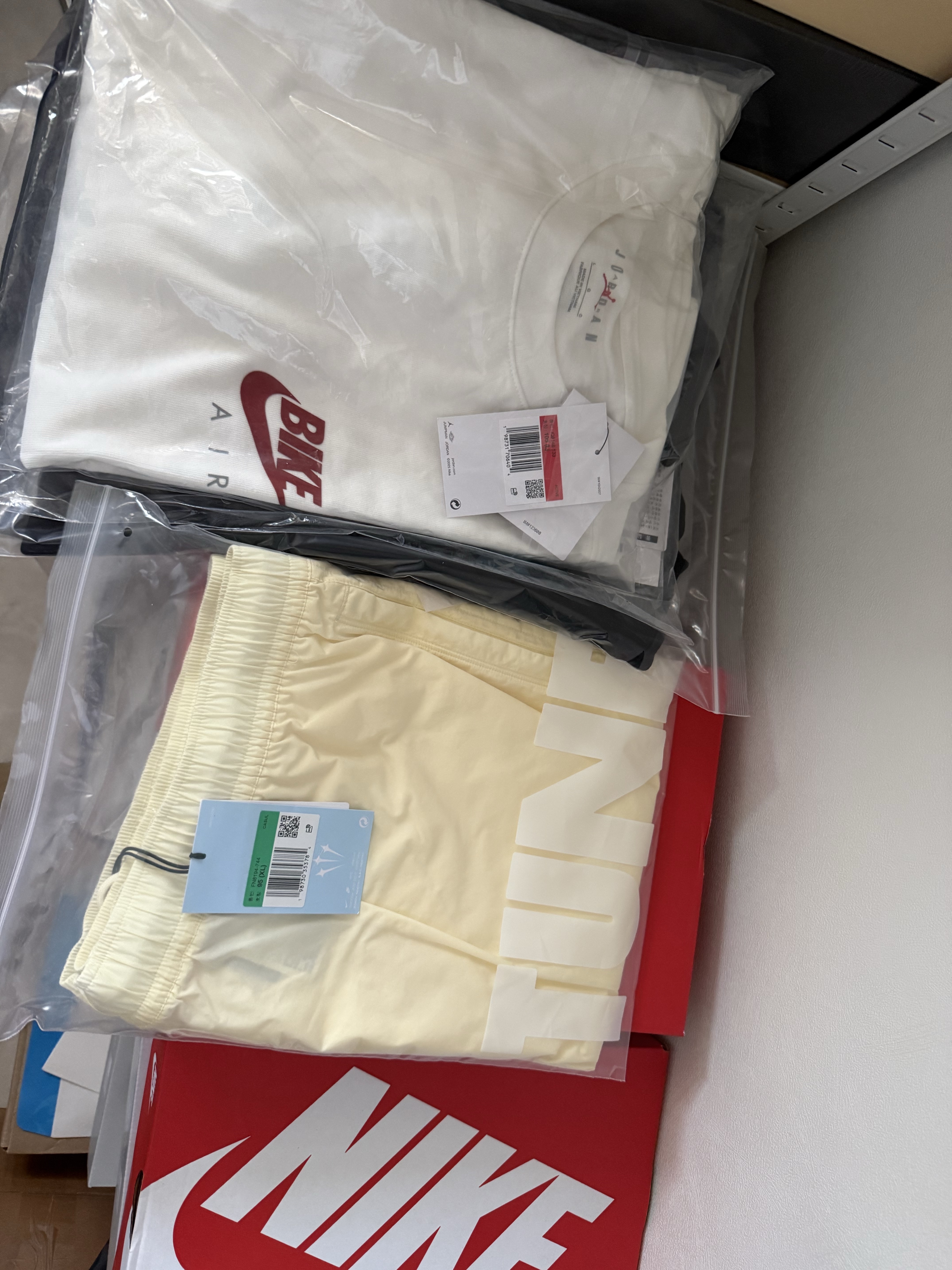 Jordan x Nigel Sylvester T-Shirt Sail (IQ8148-133), Nike x Drake Nocta Cardinal Nylon Shorts Pale Yellow Alabaster (FN8194-744) 착용 스타일 - 1