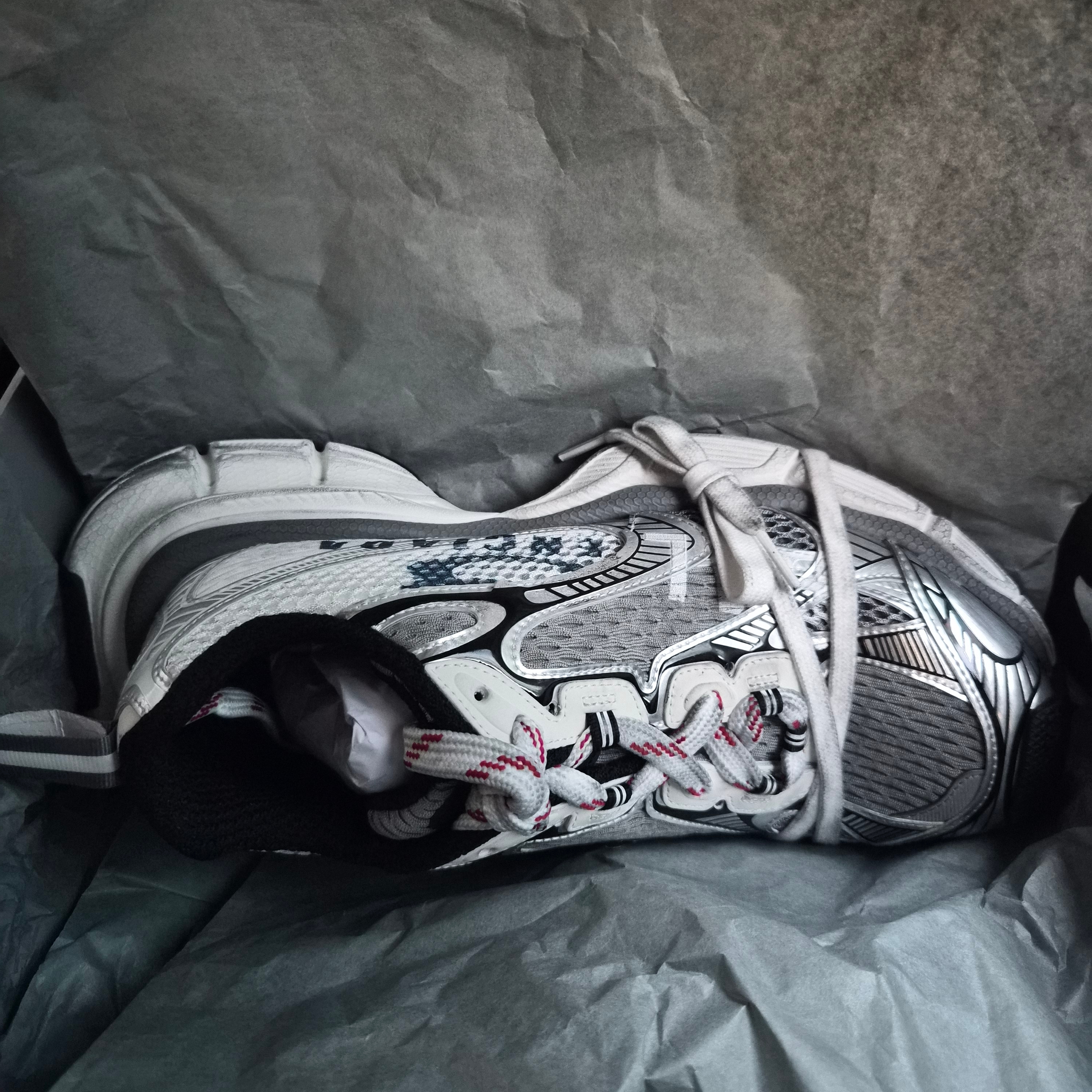 Balenciaga 3XL Split Logo Sneakers White Navy 착용 스타일 - 2