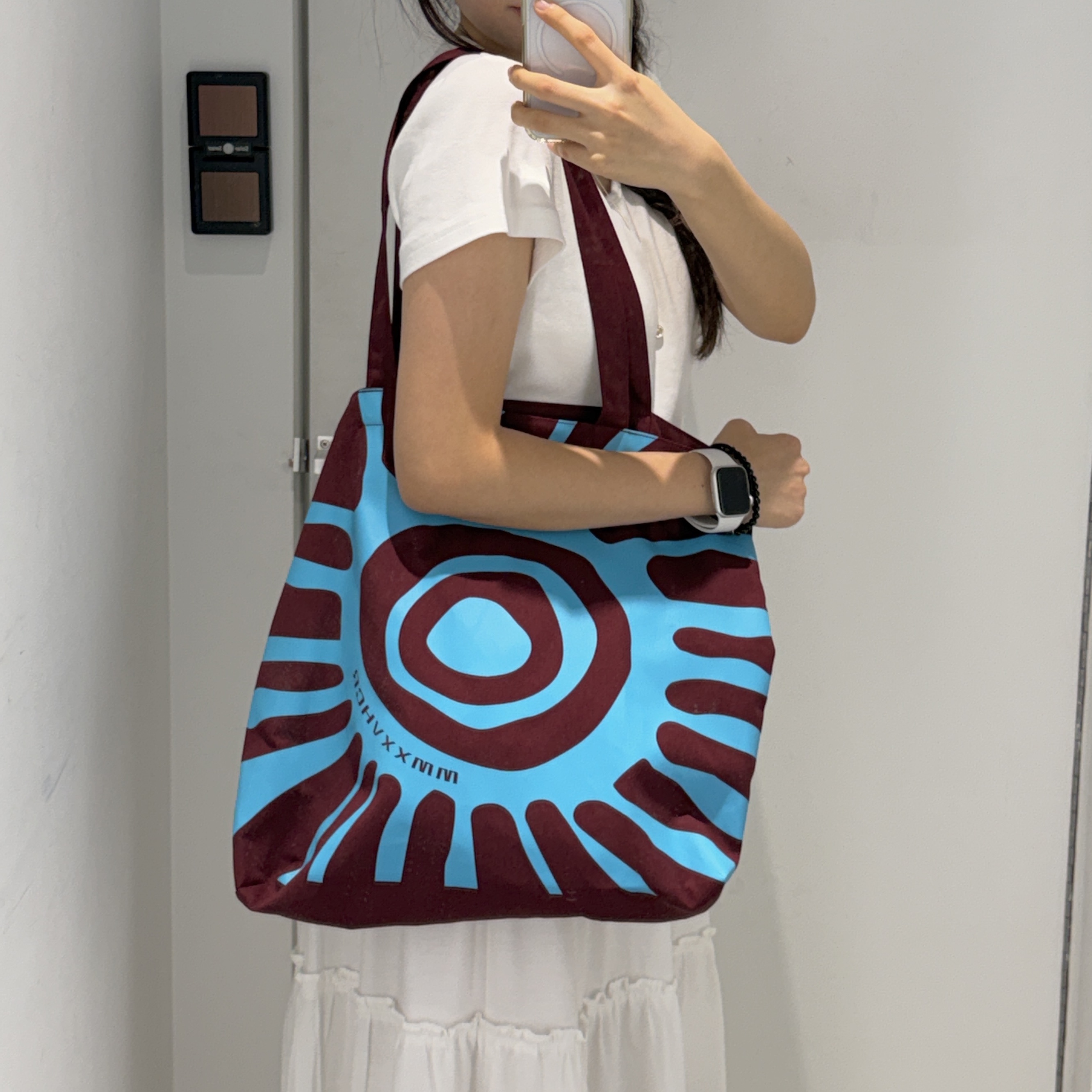 Hatchingroom x Mascompany Haema Bag Burgundy 착용 스타일 - 2