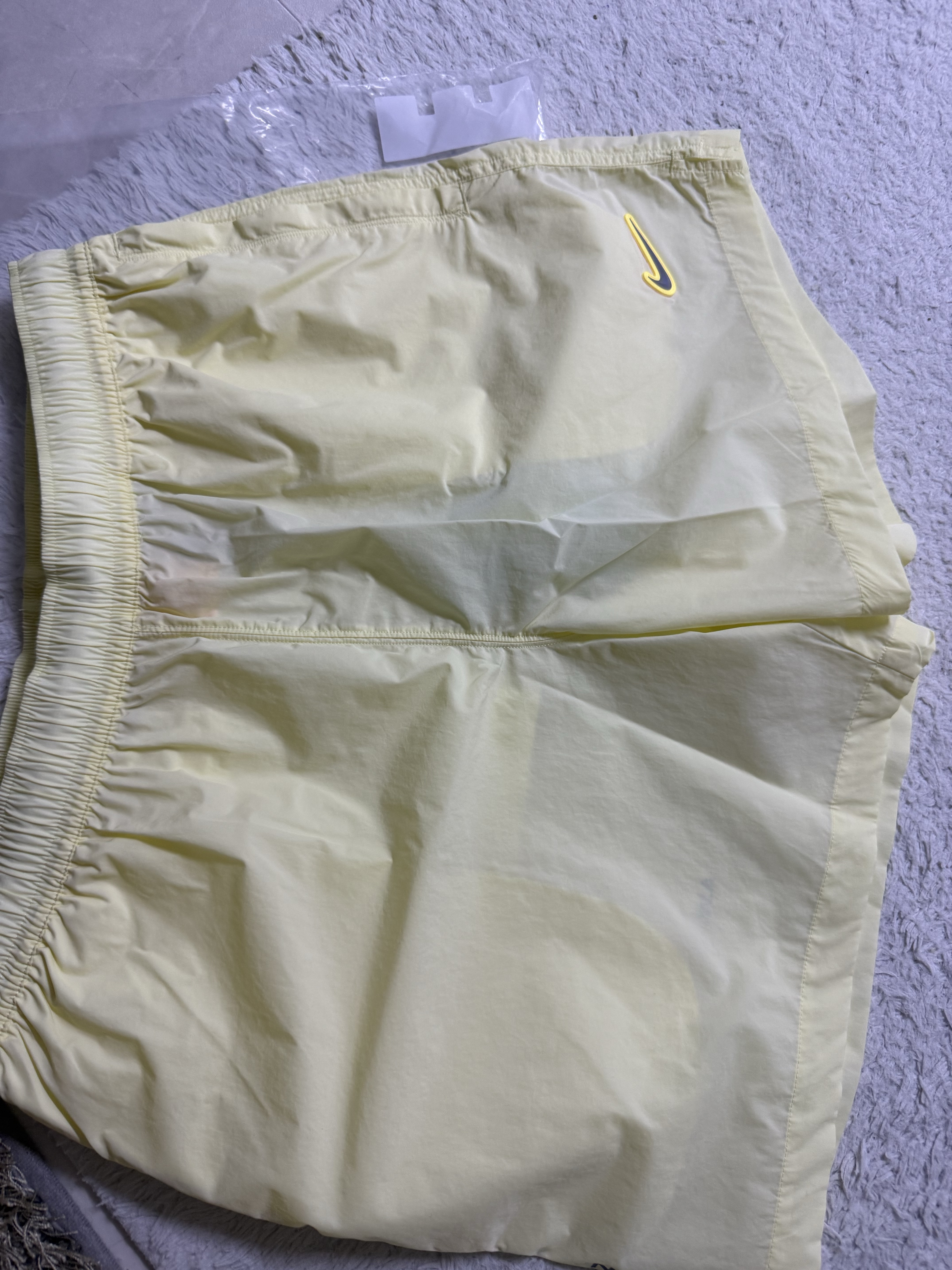 Jordan x Nigel Sylvester T-Shirt Sail (IQ8148-133), Nike x Drake Nocta Cardinal Nylon Shorts Pale Yellow Alabaster (FN8194-744) 착용 스타일 - 2