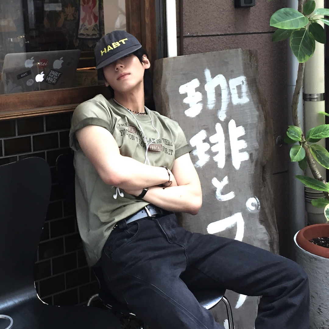 Thevinylhouse Faded Time Tee Olive 착용 스타일