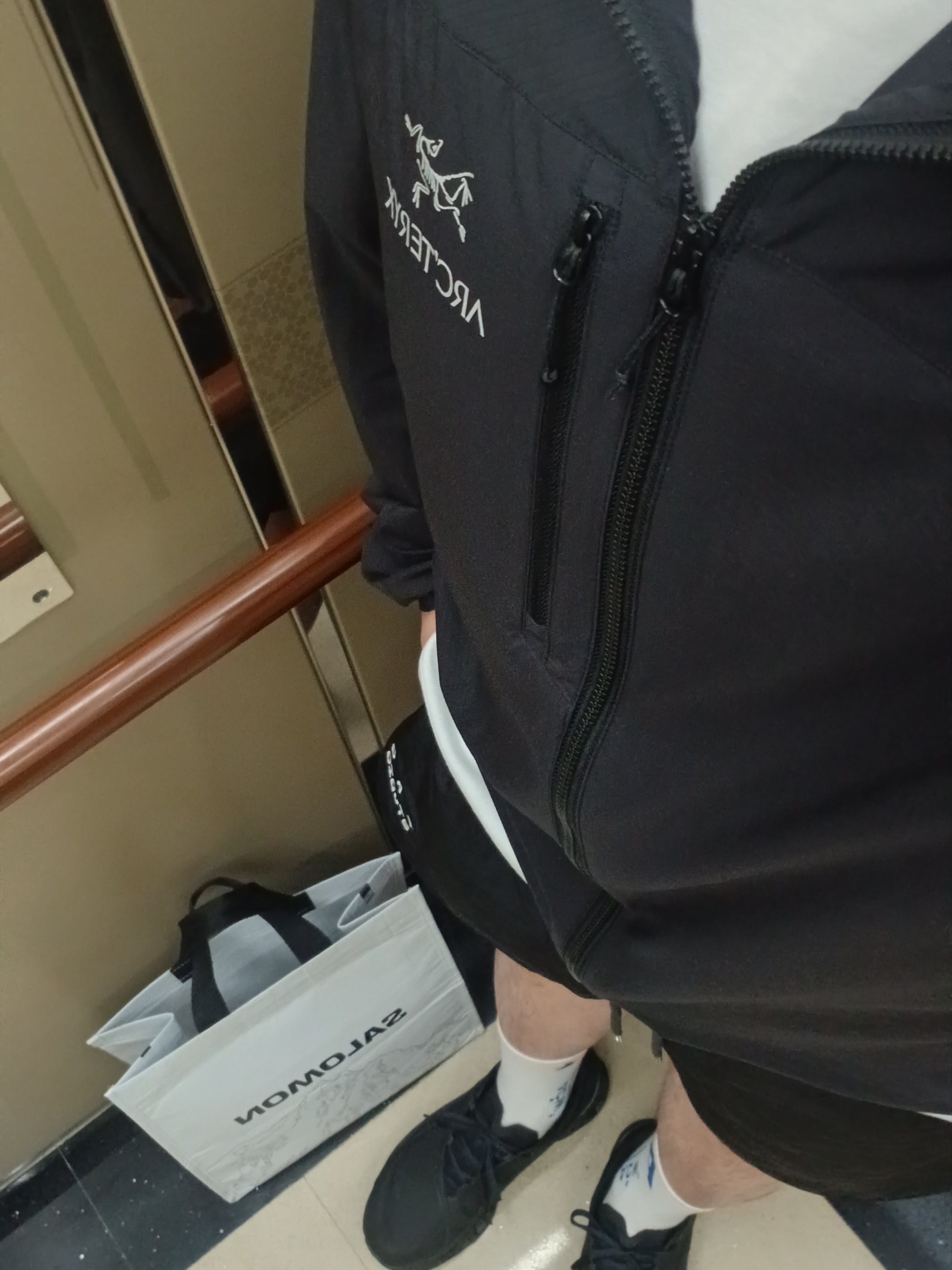Arc'teryx Squamish Hoody Black, IAB Studio IAB Shorts Black 착용 스타일 - 1