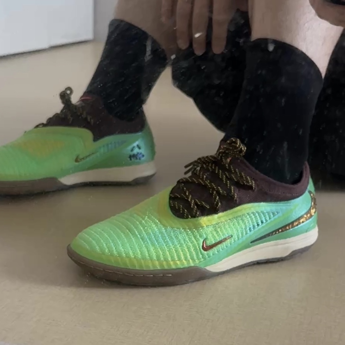 Nike x Travis Scott Cactus Jack Phantom 6 Low Indoor Earth and Metallic Gold 착용 스타일 - 1
