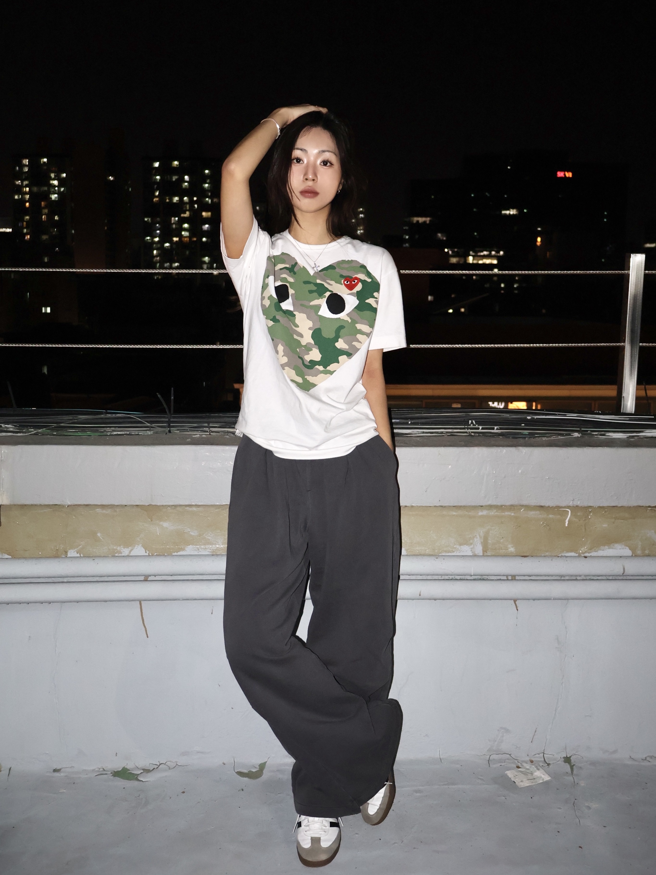 Play Comme des Garcons Camouflage Heart T-Shirt White, Adidas Samba OG Cloud White 착용 스타일 - 3
