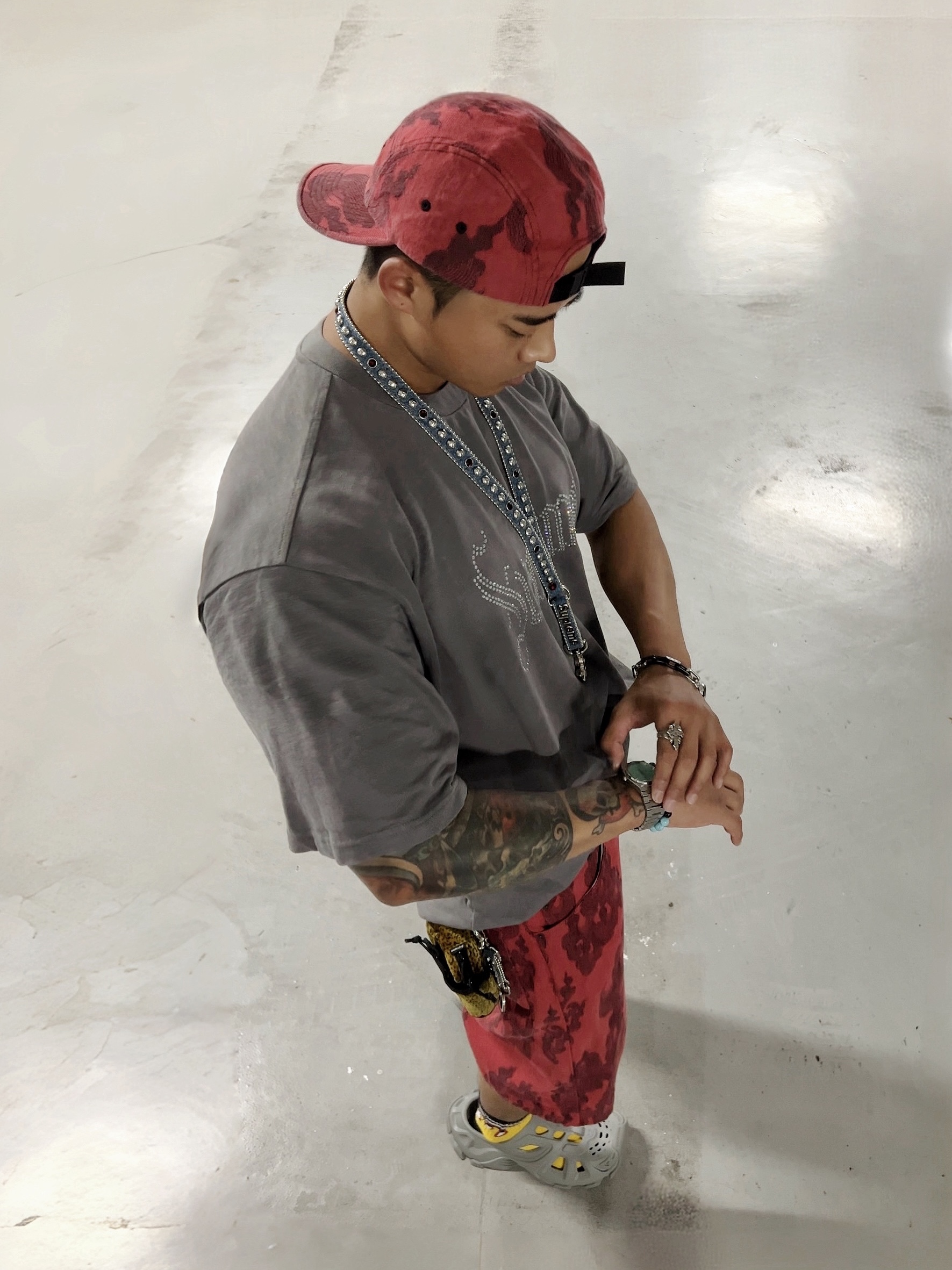 Supreme Flames Jacquard Denim Camp Cap Washed Red - 23SS, Supreme Rhinestone S/S Top Grey - 24FW 착용 스타일
