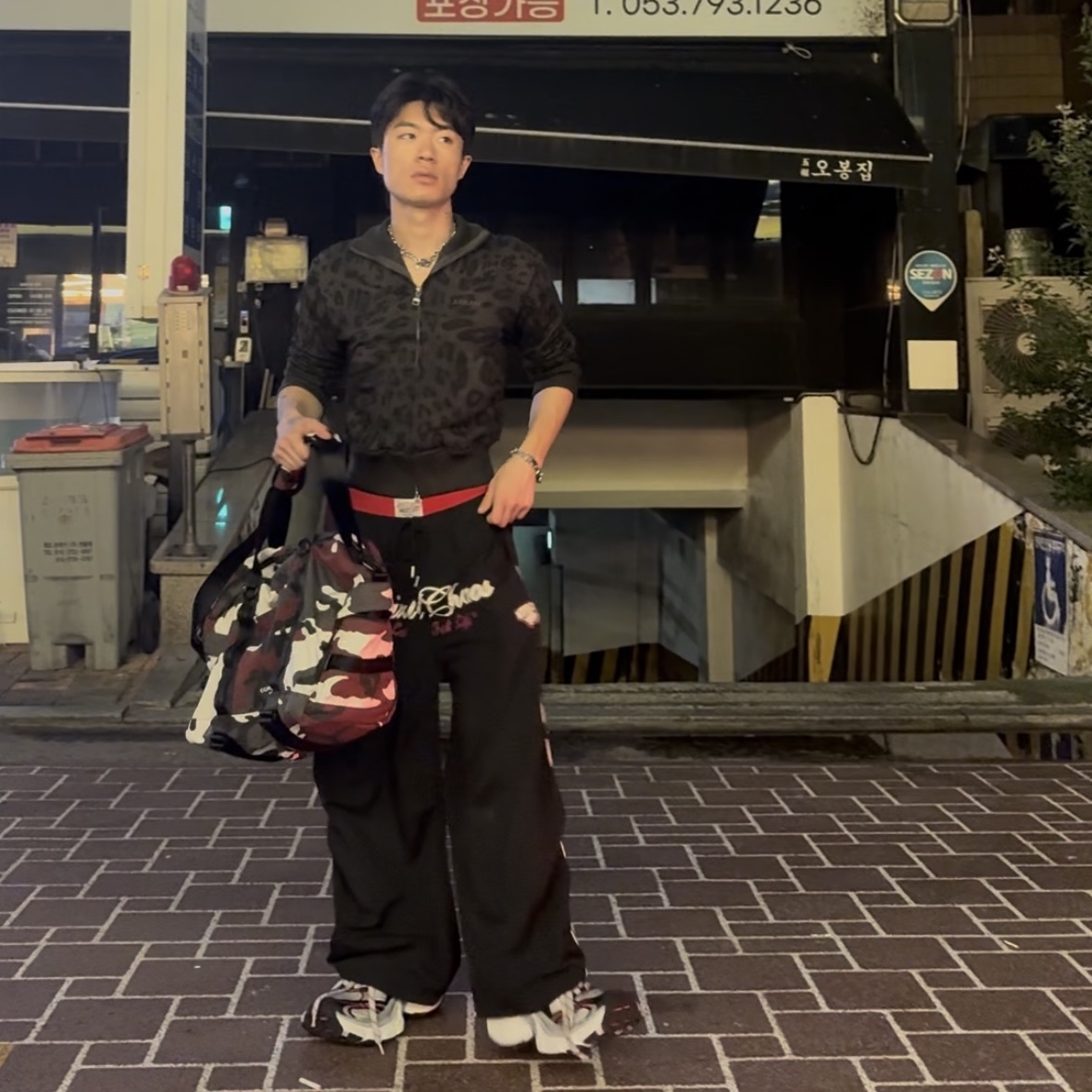 Supreme Duffle Bag Red Camo - 26SS, Balenciaga 10XL Sneakers Grey White Red 착용 스타일 - 1
