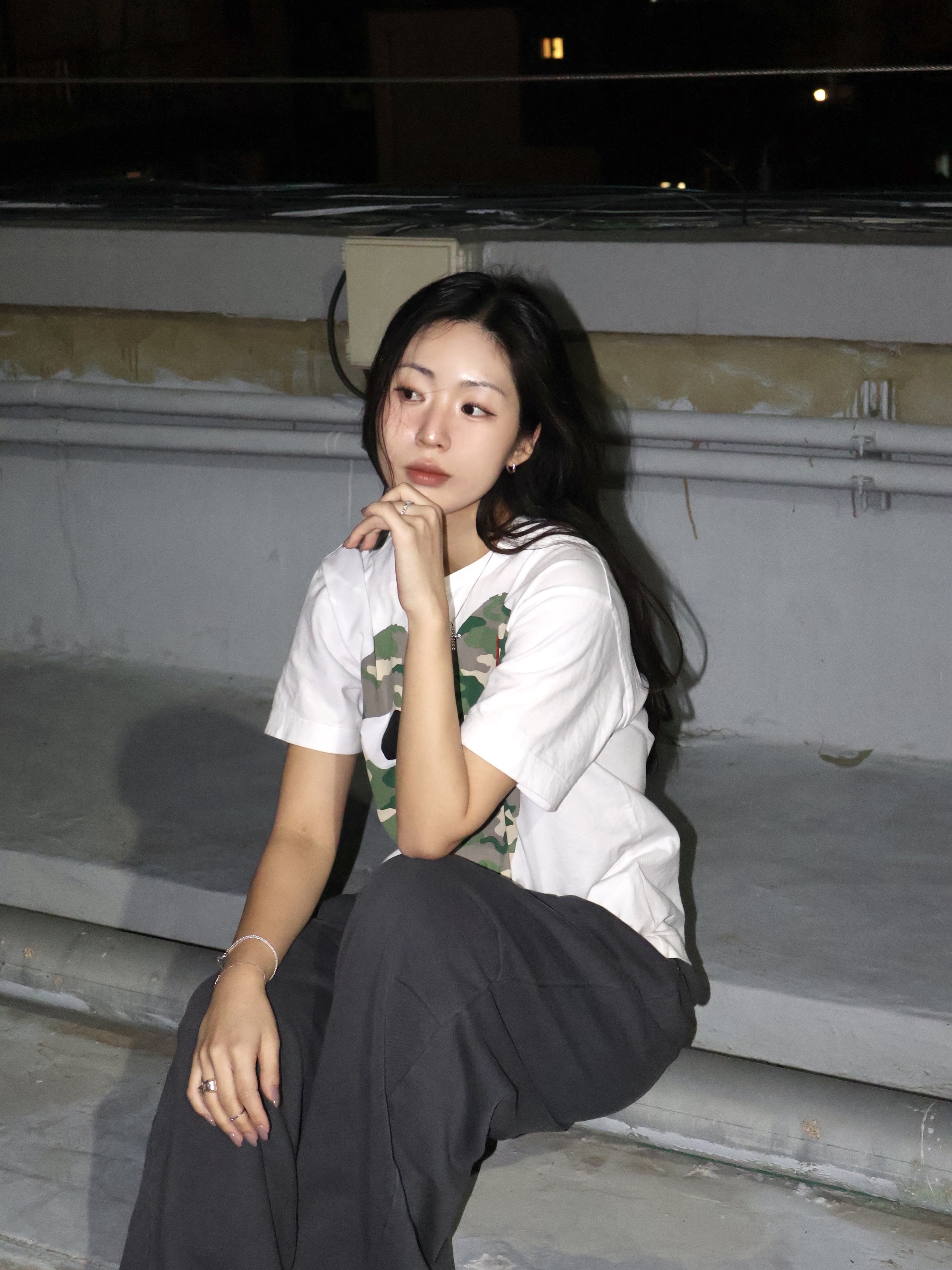 Play Comme des Garcons Camouflage Heart T-Shirt White, Adidas Samba OG Cloud White 착용 스타일 - 2