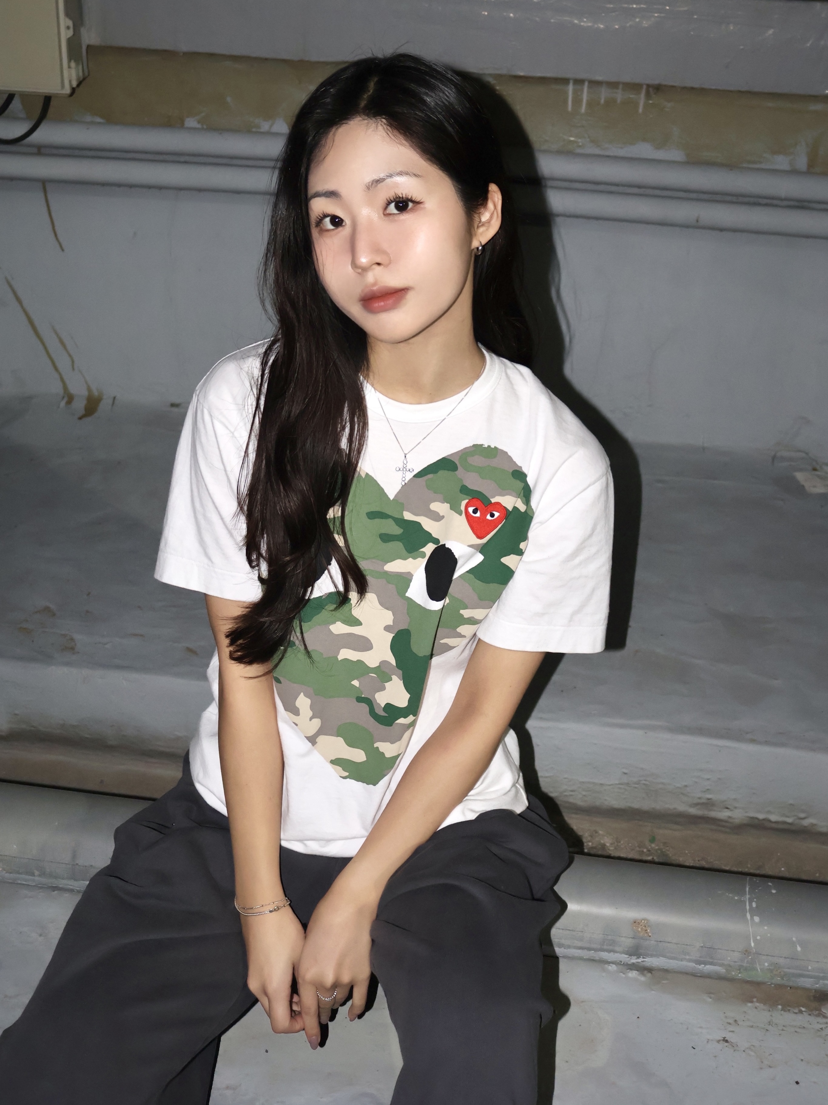 Play Comme des Garcons Camouflage Heart T-Shirt White, Adidas Samba OG Cloud White 착용 스타일 - 1