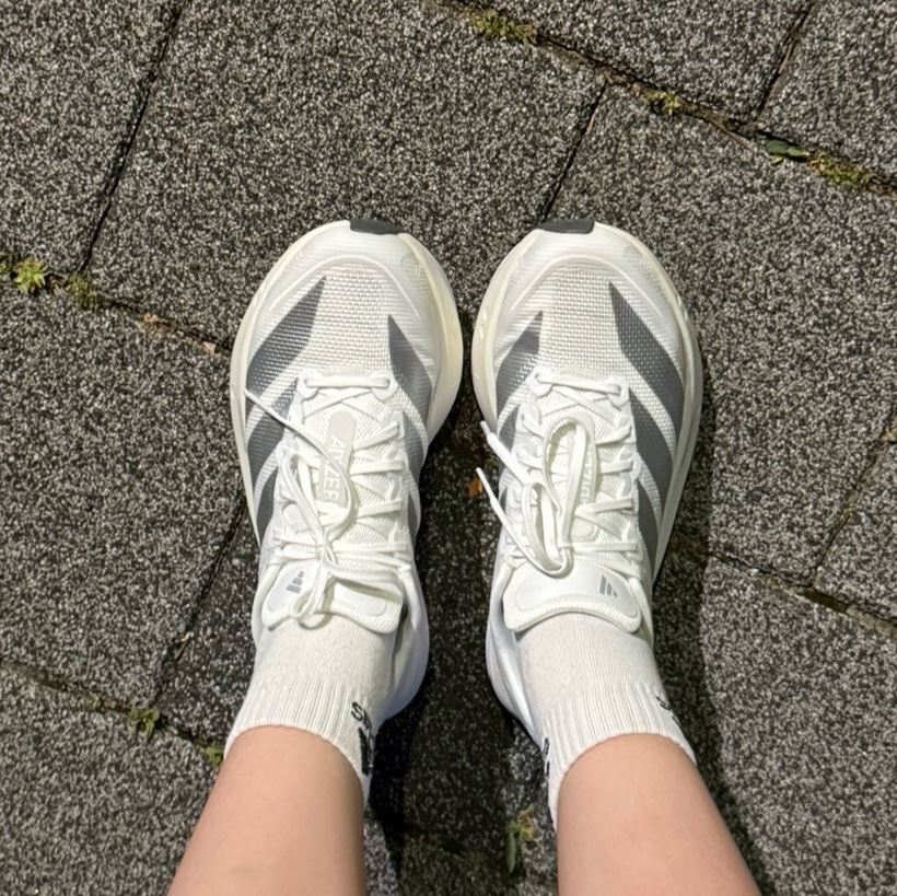 (W) Adidas Adizero Boston 13 Cloud White Matte Silver 착용 스타일 - 1