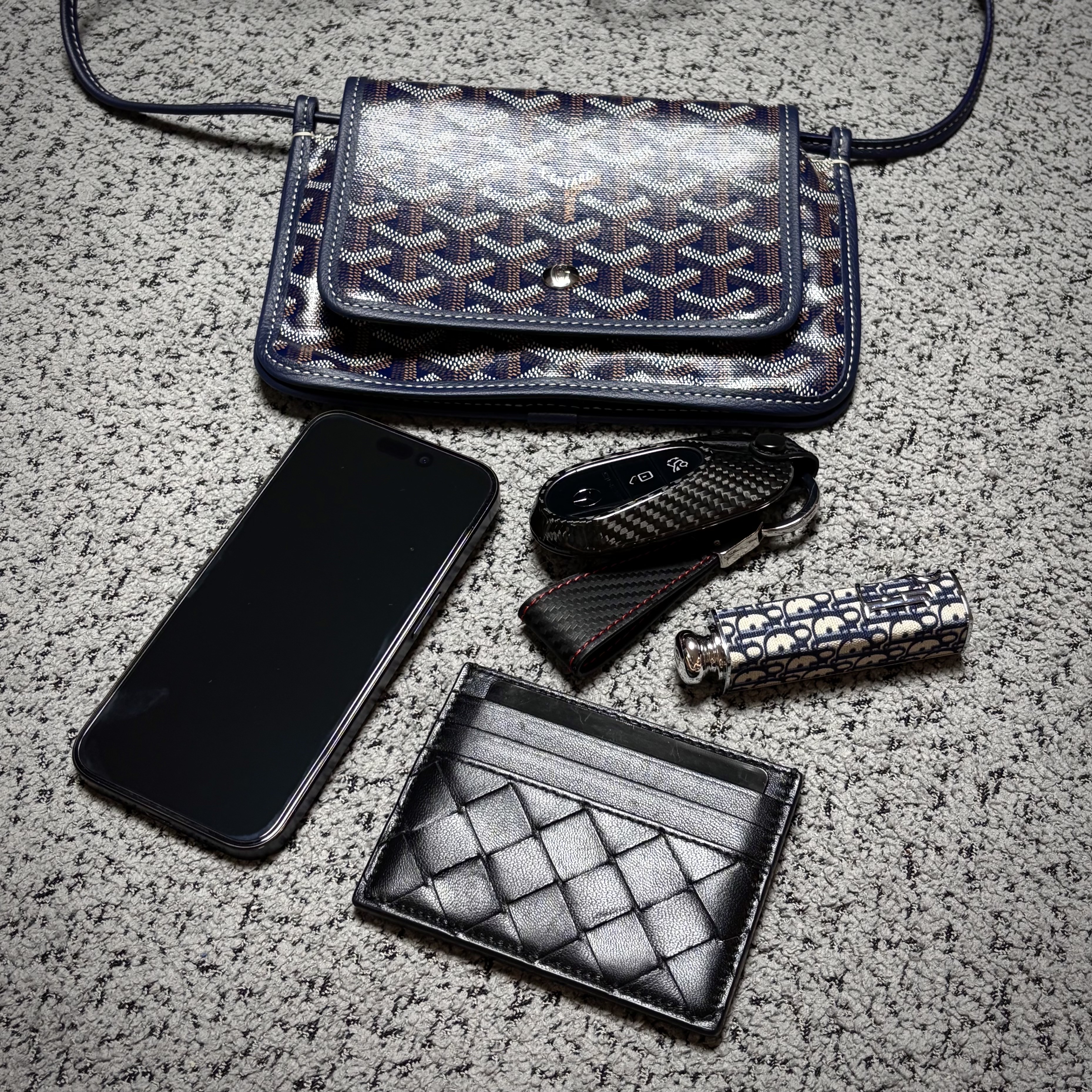 Goyard Plumet Pocket Wallet Navy Blue, Goyard Plumet Pocket Wallet Black 착용 스타일 - 3