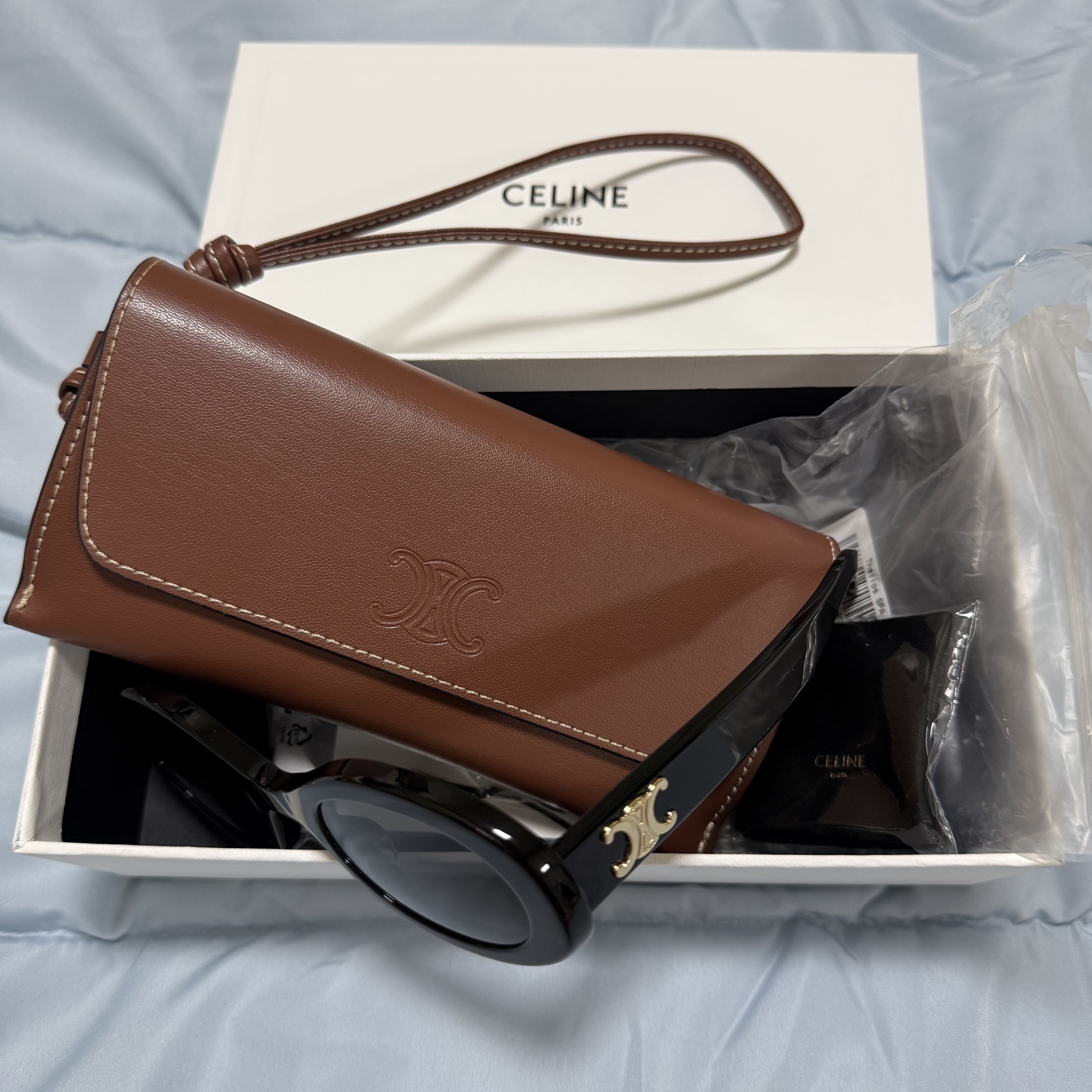 (W) Celine Triomphe 01 Sunglasses in Acetate Black 착용 스타일 - 3