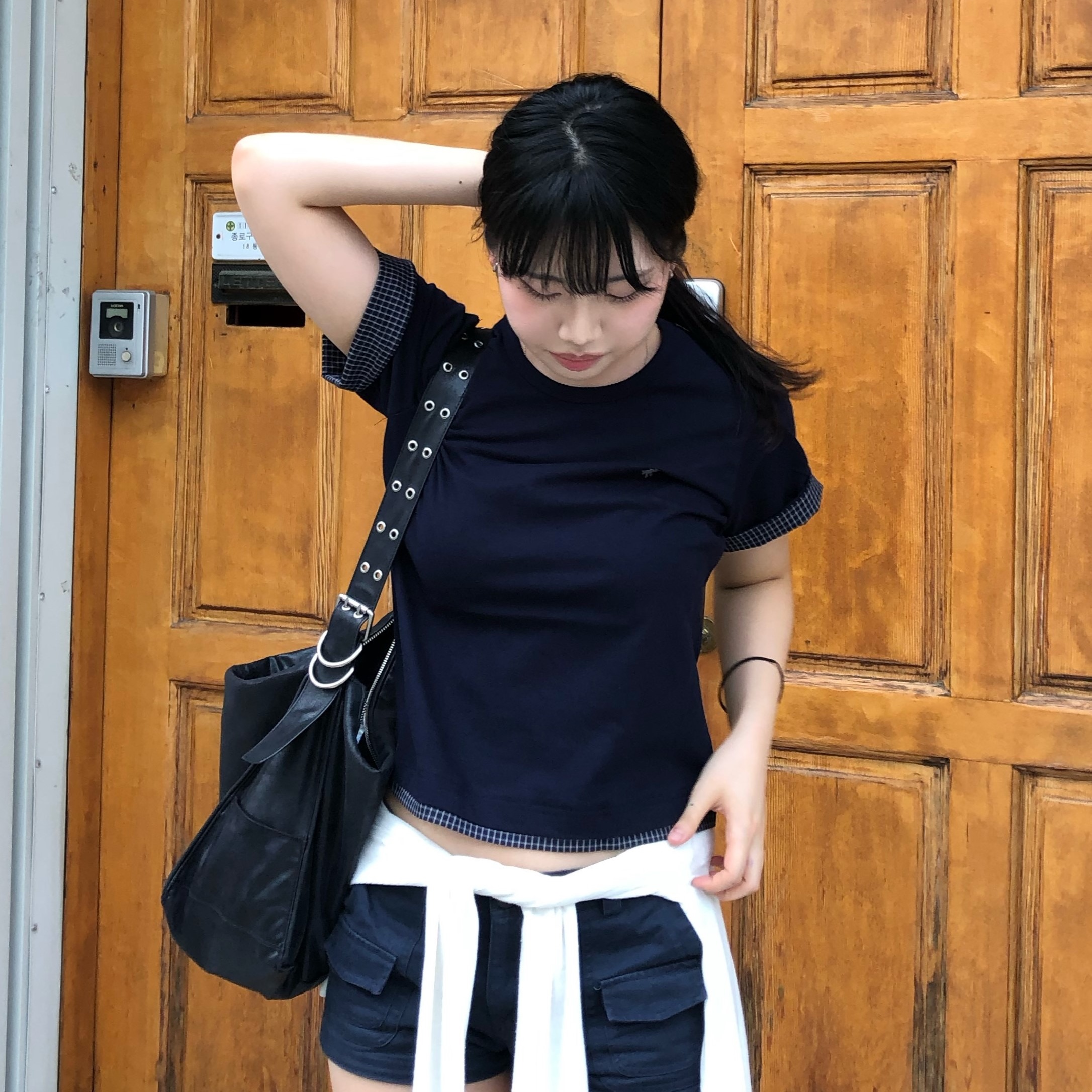 SLOW RECORD HOUSE Layered Check Roll-Up T-Shirt Navy 착용 스타일 - 1