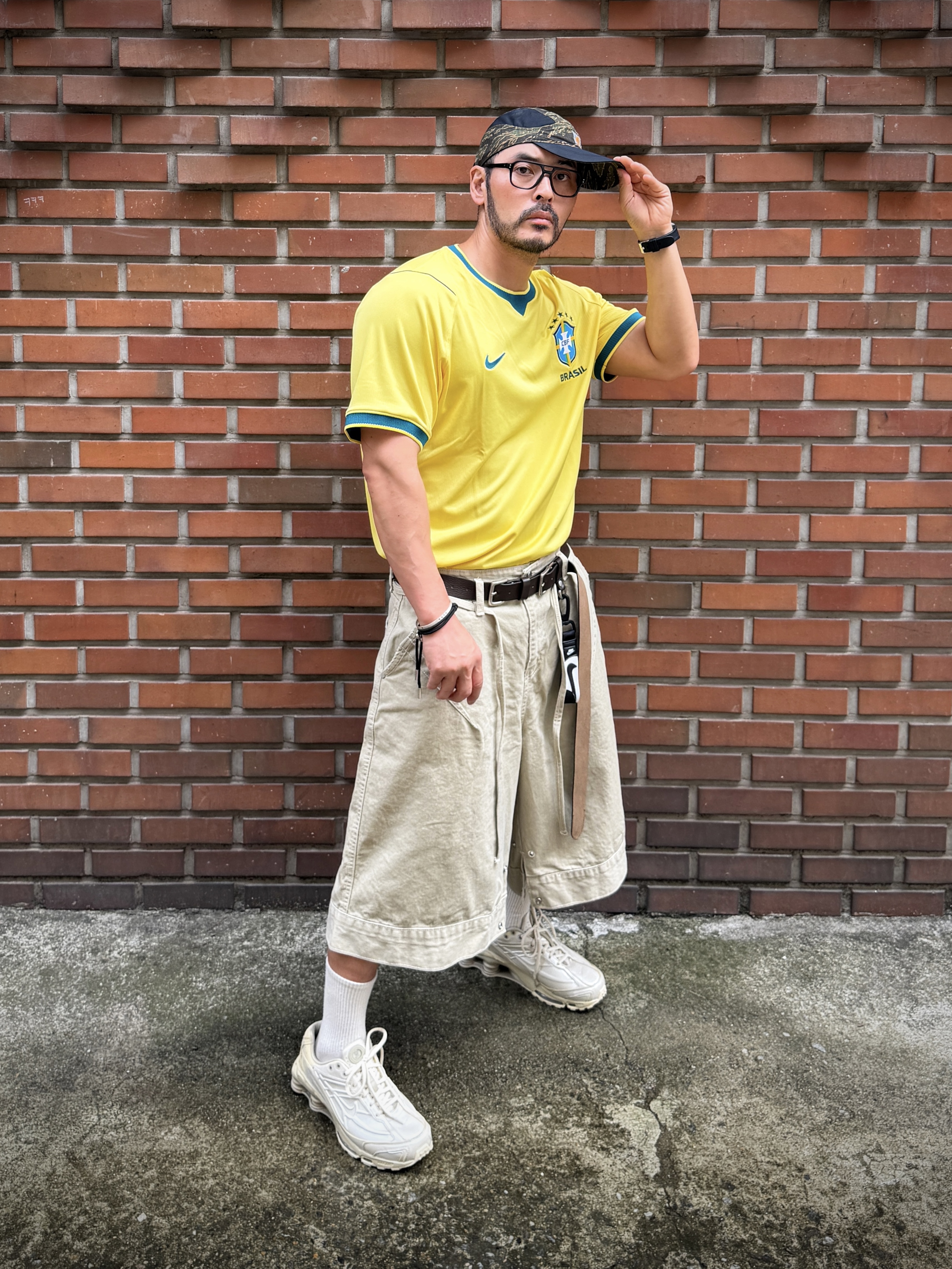Nike Brazil 2026 Stadium Home Dri-Fit Football Replica Jersey Canary Light Menta (IF7054-724) (Non Marking Ver.), Nike Shox Ride 2 Metallic Silver and Desert Khaki 착용 스타일 - 2