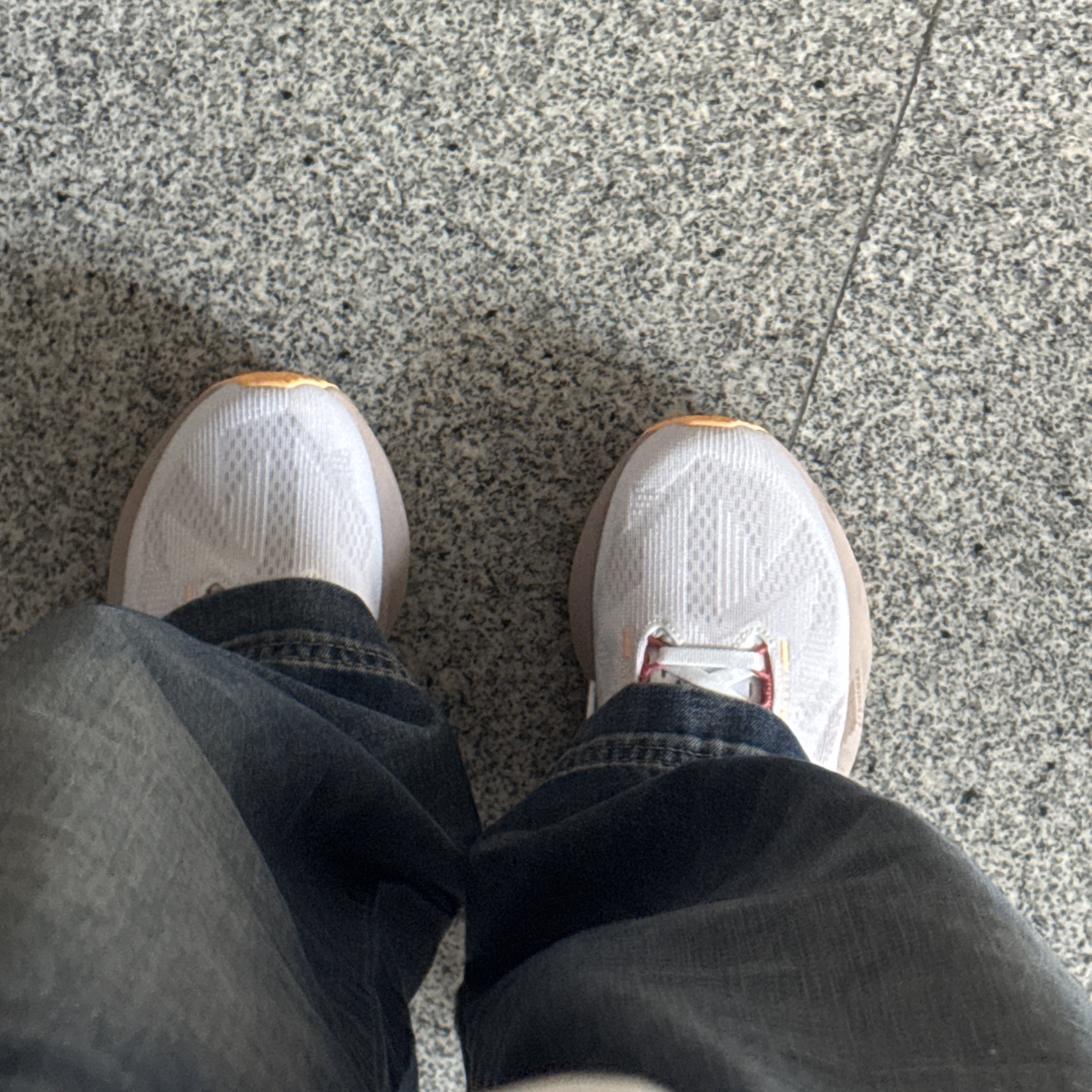 (W) Asics Novablast 5 White Fawn 착용 스타일