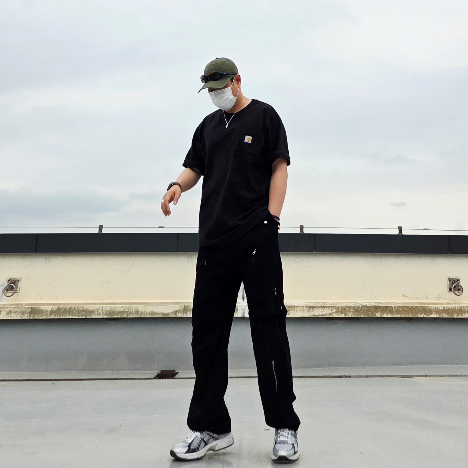 Carhartt Canvas Cap Army Green, Carhartt Loose Fit Heavyweight Regular Short Sleeve Pocket T-Shirt Black 착용 스타일 - 3