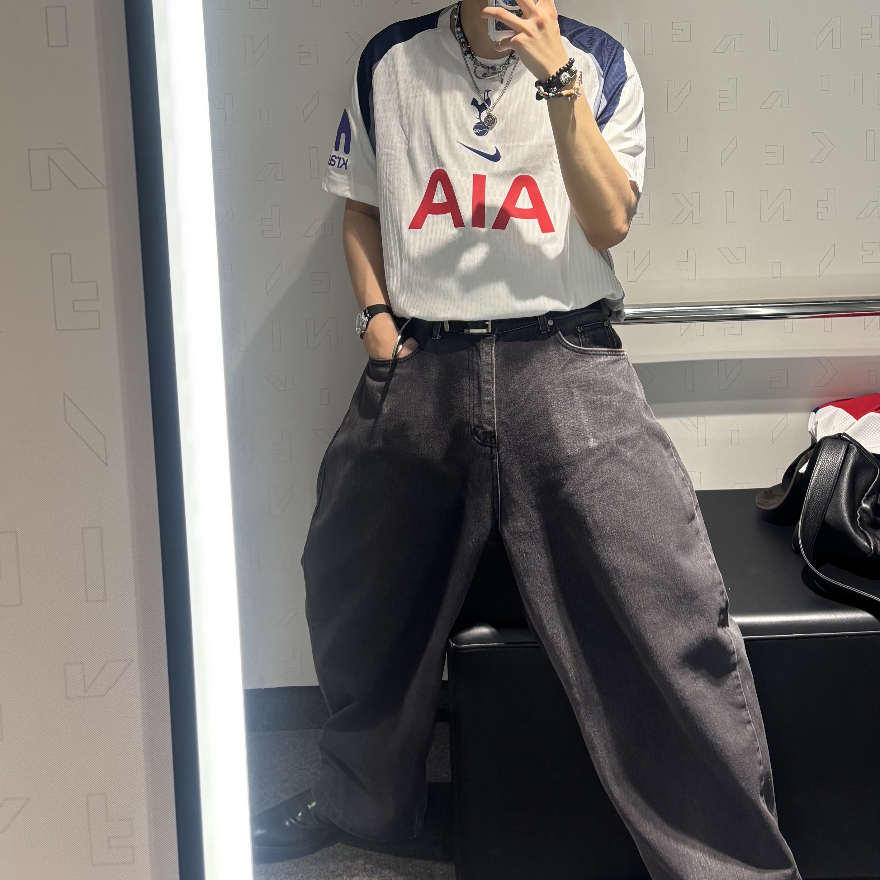 Nike Tottenham Hotspur 2025/26 Stadium Home Dri-Fit Football Replica Jersey White Light Iron Ore (Non Marking Ver.) 착용 스타일