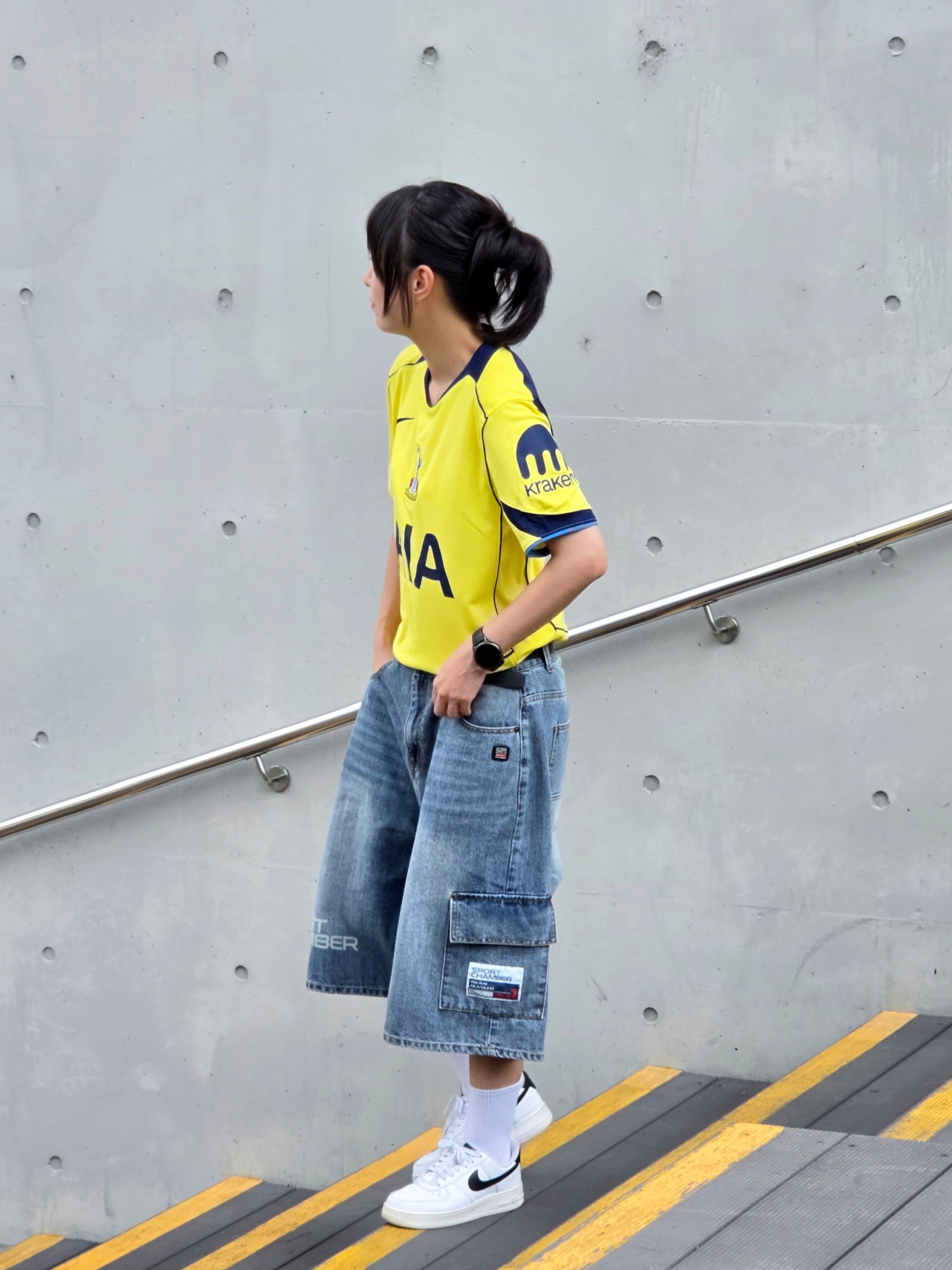 Nike Tottenham Hotspur 2025/26 Stadium 3rd Dri-FIT Total 90 Replica Jersey Dynamic Yellow Blue Void Pacific Blue (Non Marking Ver.), SPORT CHAMBER Track Denim Bermuda Shorts Blue 착용 스타일 - 2