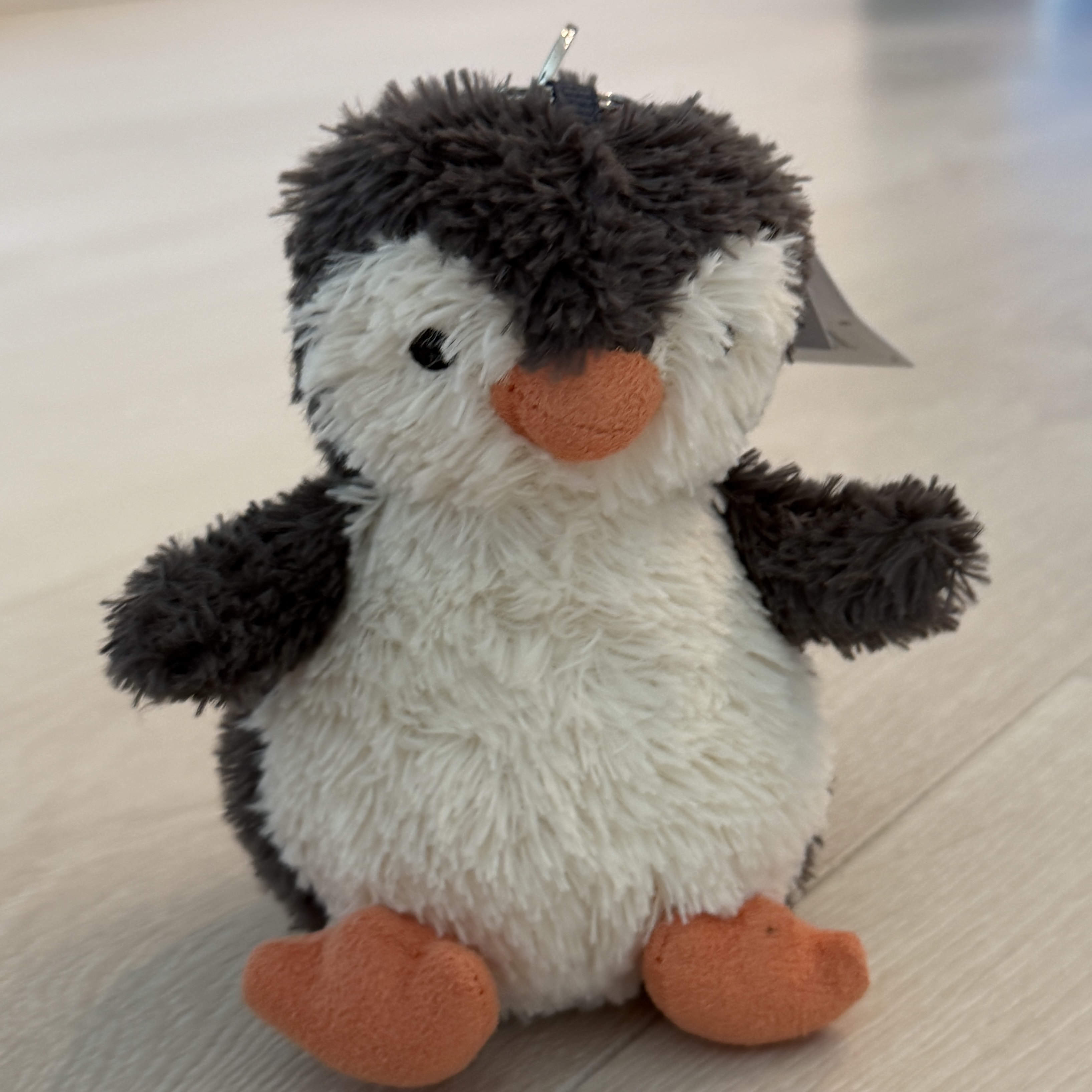Jellycat Peanut Penguin Bag Charm Black 착용 스타일