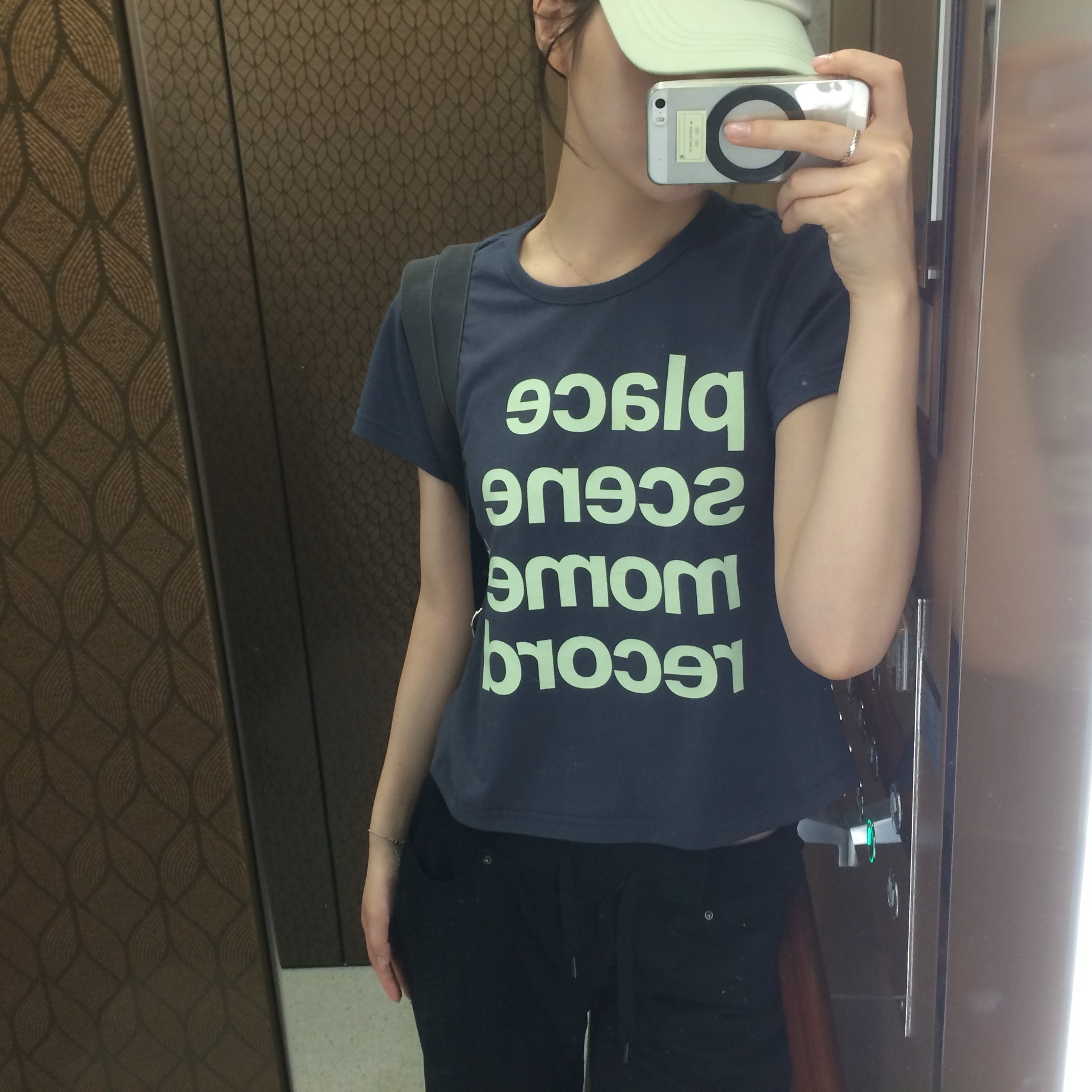 SLOW RECORD HOUSE Archive Typo T-Shirt Charcoal 착용 스타일 - 1