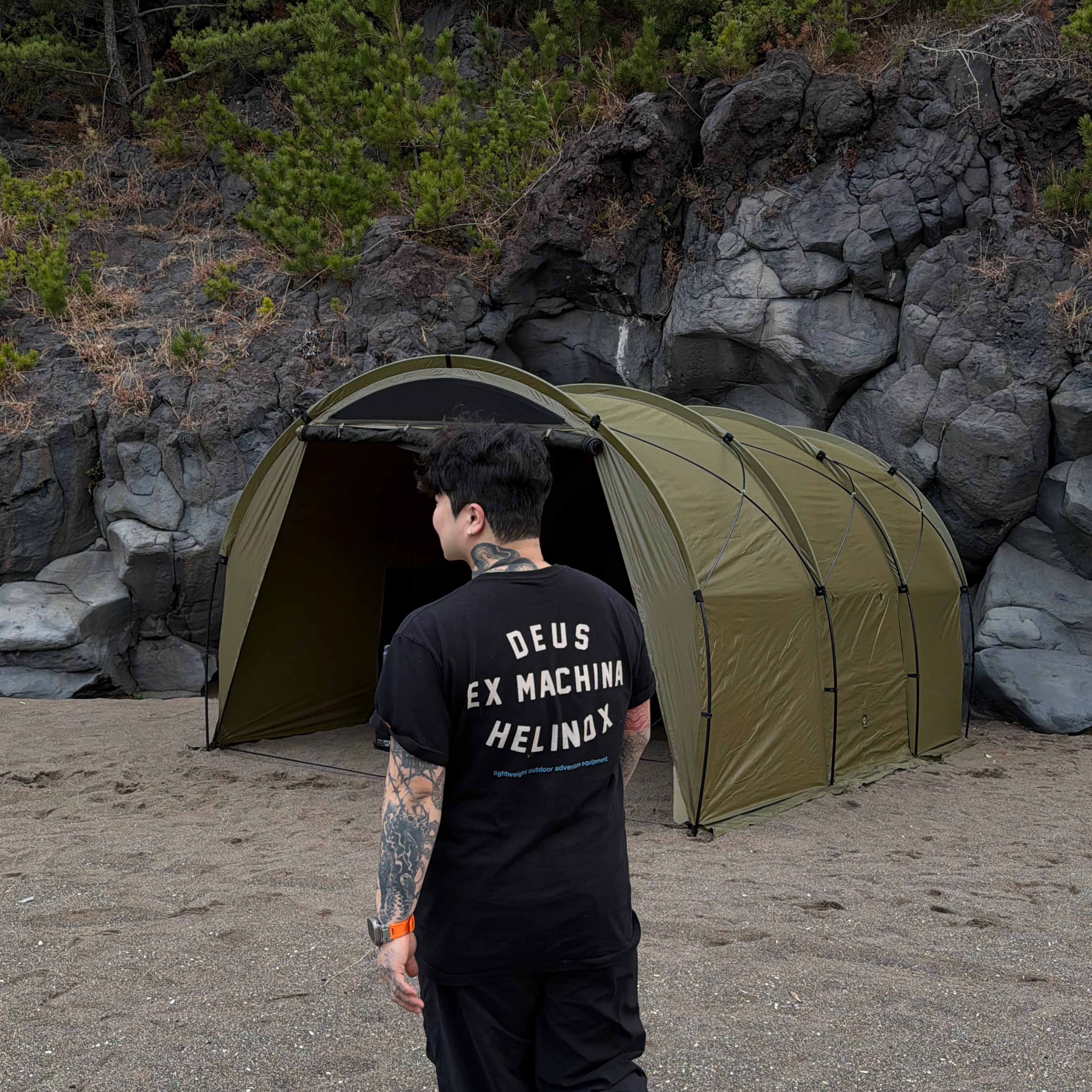 Helinox x Deus Ex Machina T-Shirt Black 착용 스타일