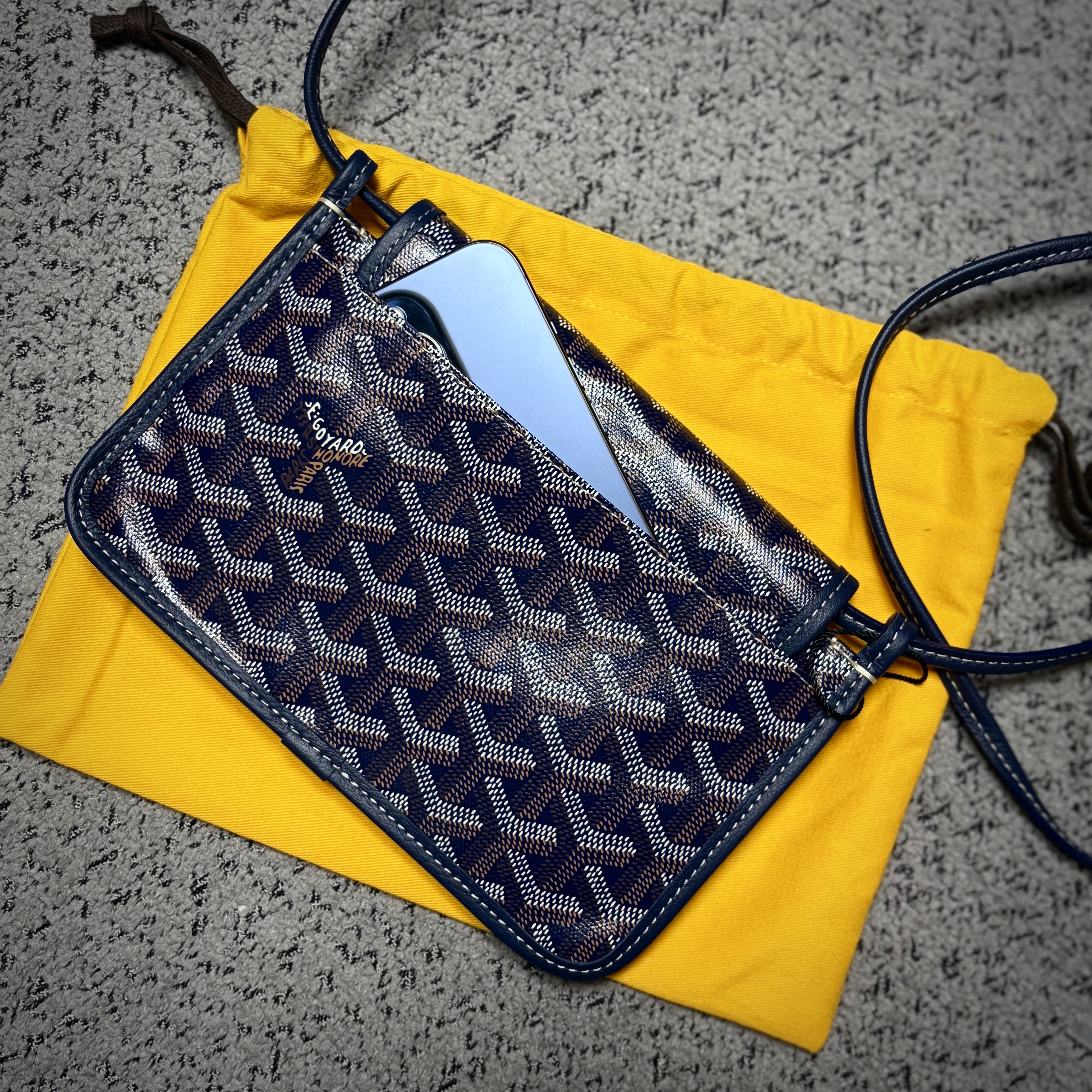 Goyard Plumet Pocket Wallet Navy Blue, Goyard Plumet Pocket Wallet Black 착용 스타일 - 4