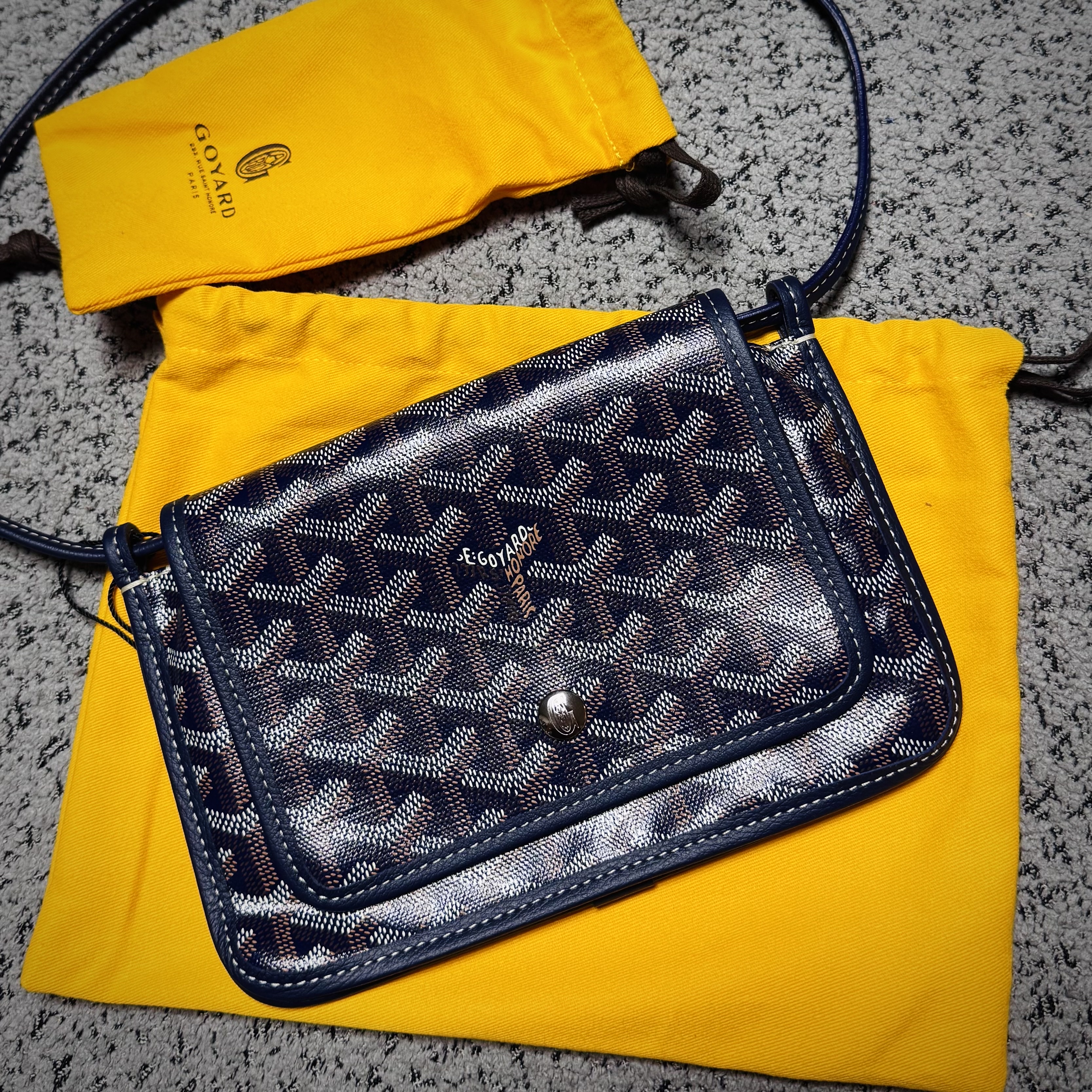Goyard Plumet Pocket Wallet Navy Blue, Goyard Plumet Pocket Wallet Black 착용 스타일 - 1