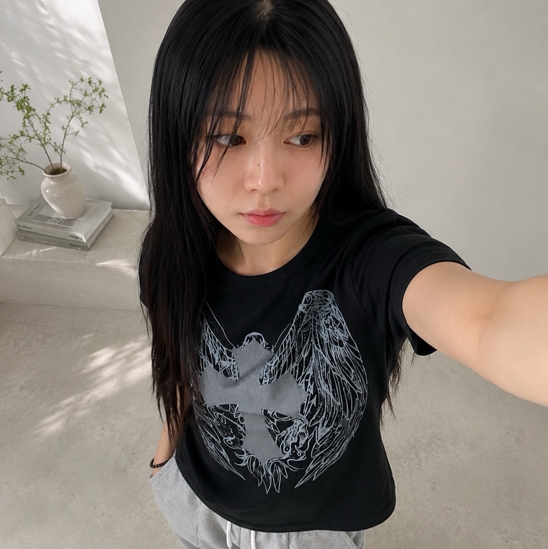 SLOW RECORD HOUSE Cross Wing T-Shirt Black 착용 스타일 - 2