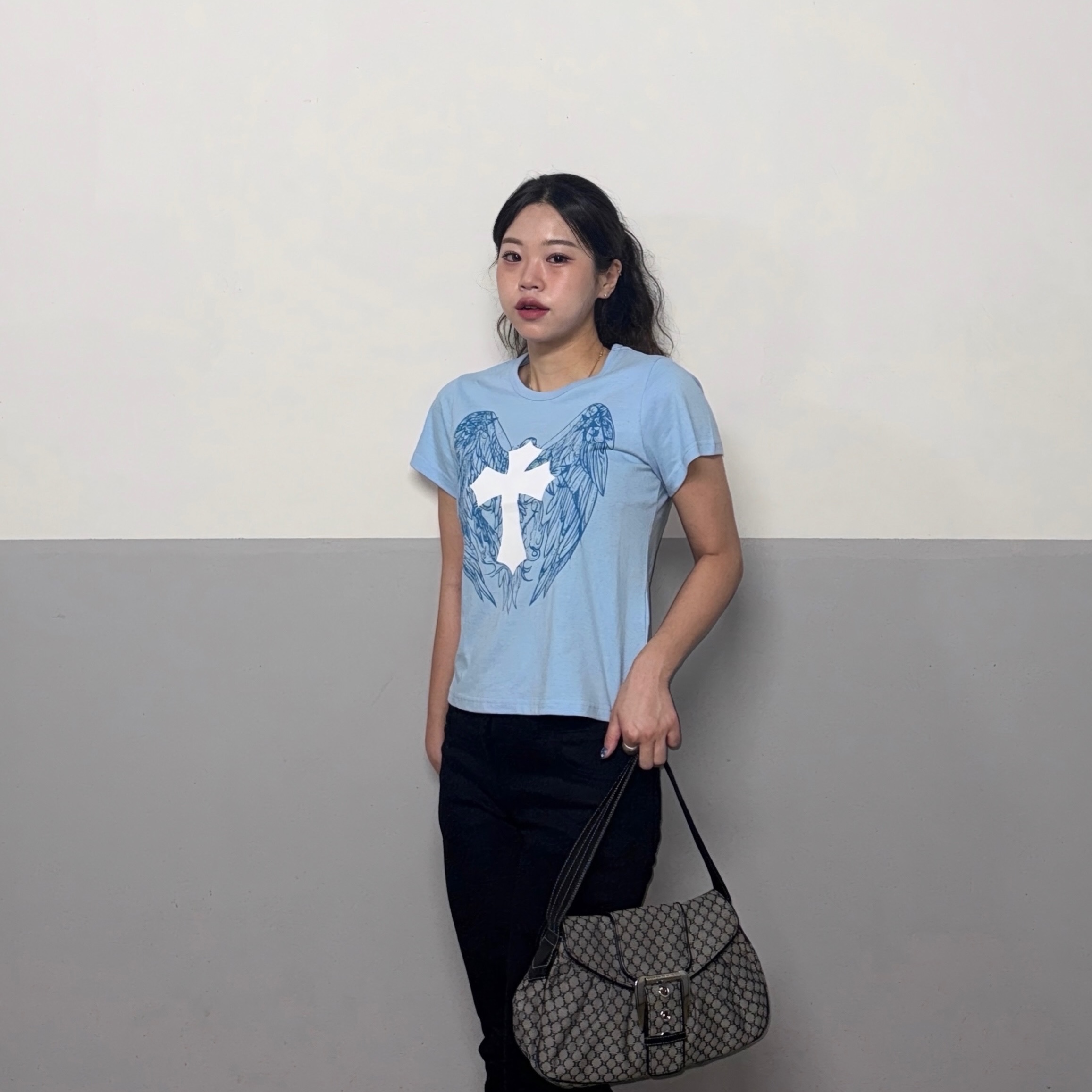 SLOW RECORD HOUSE Cross Wing T-Shirt Blue 착용 스타일 - 4