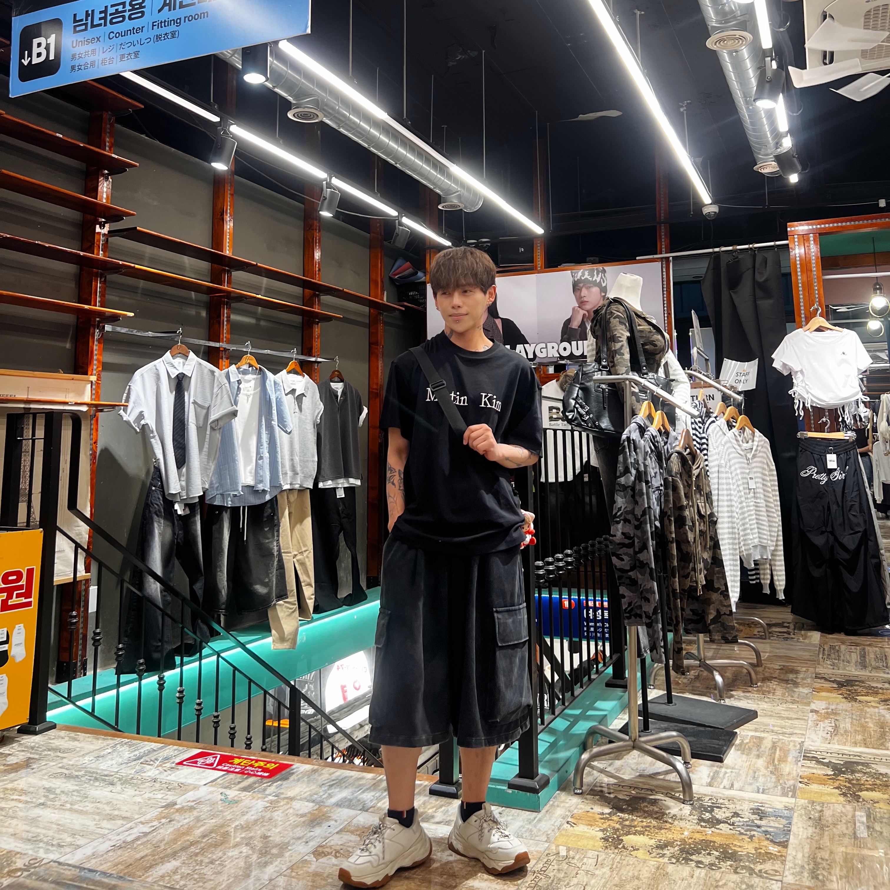 Matin Kim Logo Top In Black/Strong Black 착용 스타일 - 2