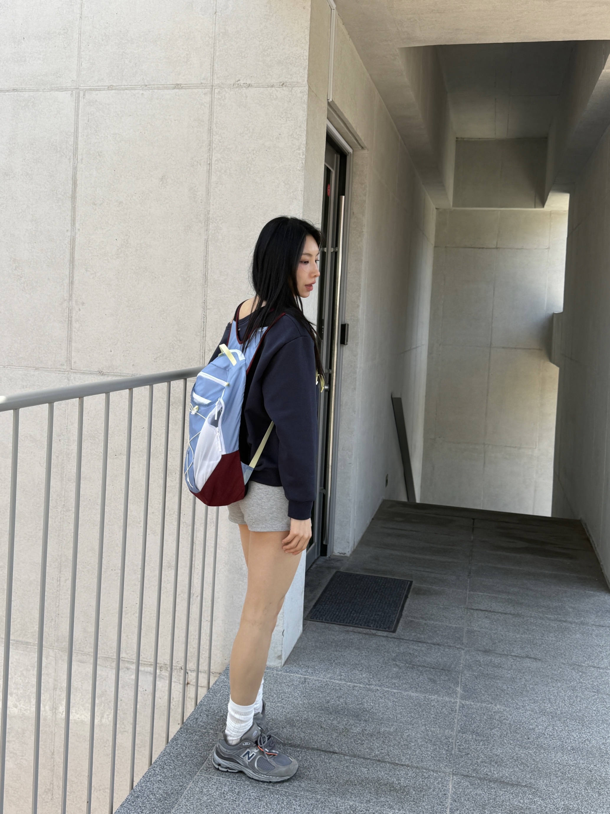 New Balance 2002R Premium Vintage Grey, New Balance Novon 17 Backpack Light Blue 착용 스타일 - 5