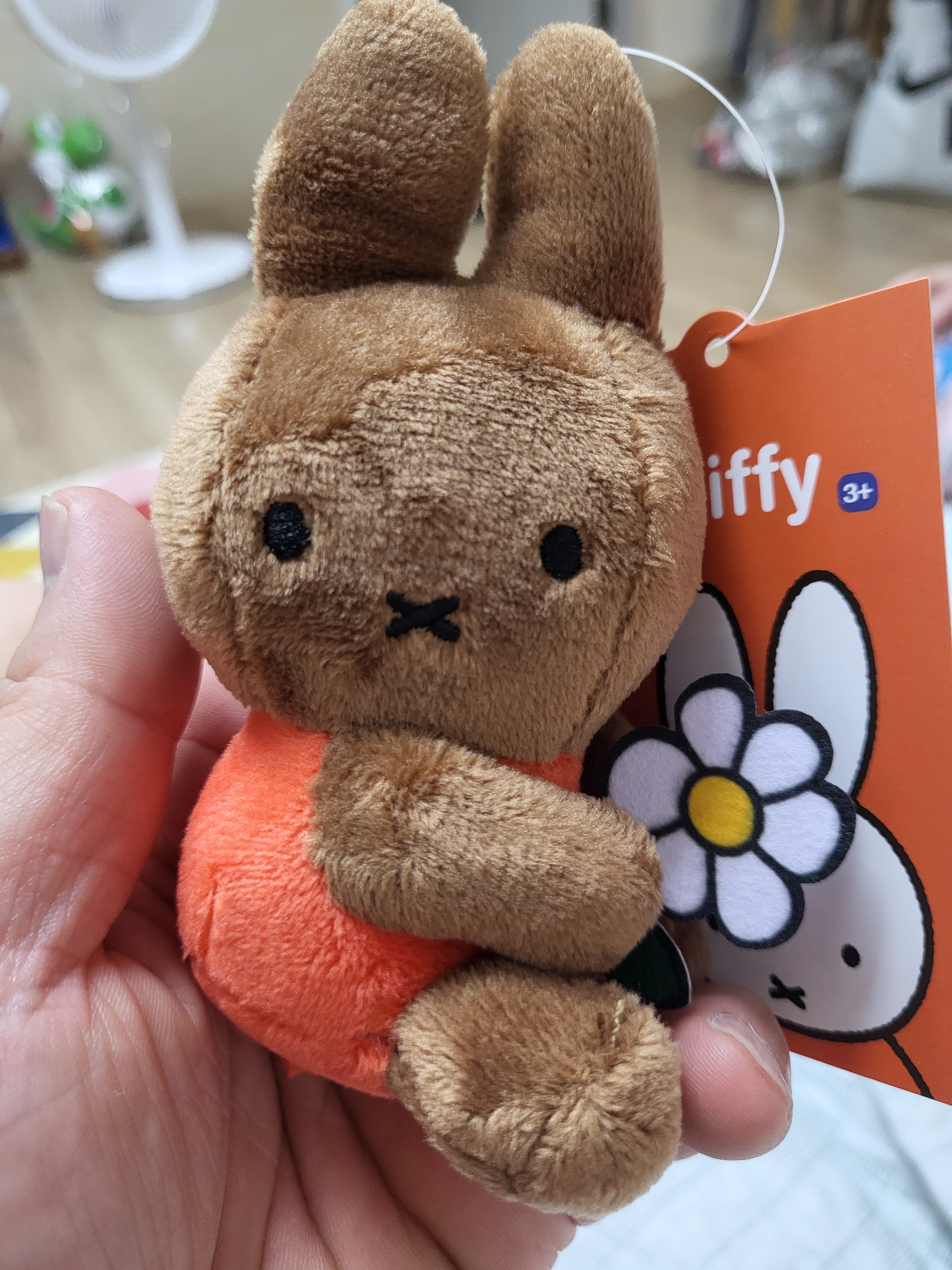 Many a Little Miffy With A Flower Key Ring 8cm Brown 착용 스타일
