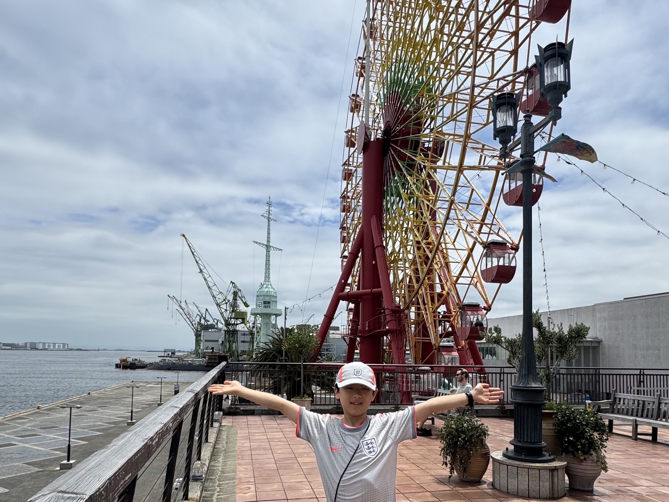 (Kids) Palace x Nike England Short-Sleeve Soccer Top Pewter Grey Bright Crimson Bright Crimson, Palace x Nike England Fly Cap Pewter Grey Cool Grey 착용 스타일 - 2
