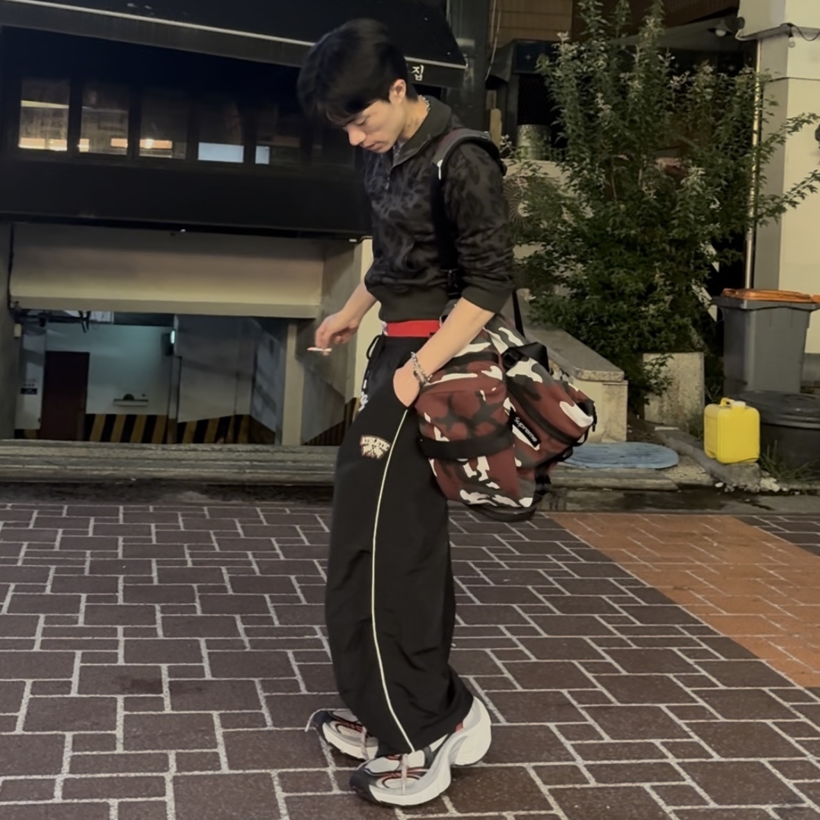 Supreme Duffle Bag Red Camo - 26SS, Balenciaga 10XL Sneakers Grey White Red 착용 스타일 - 4