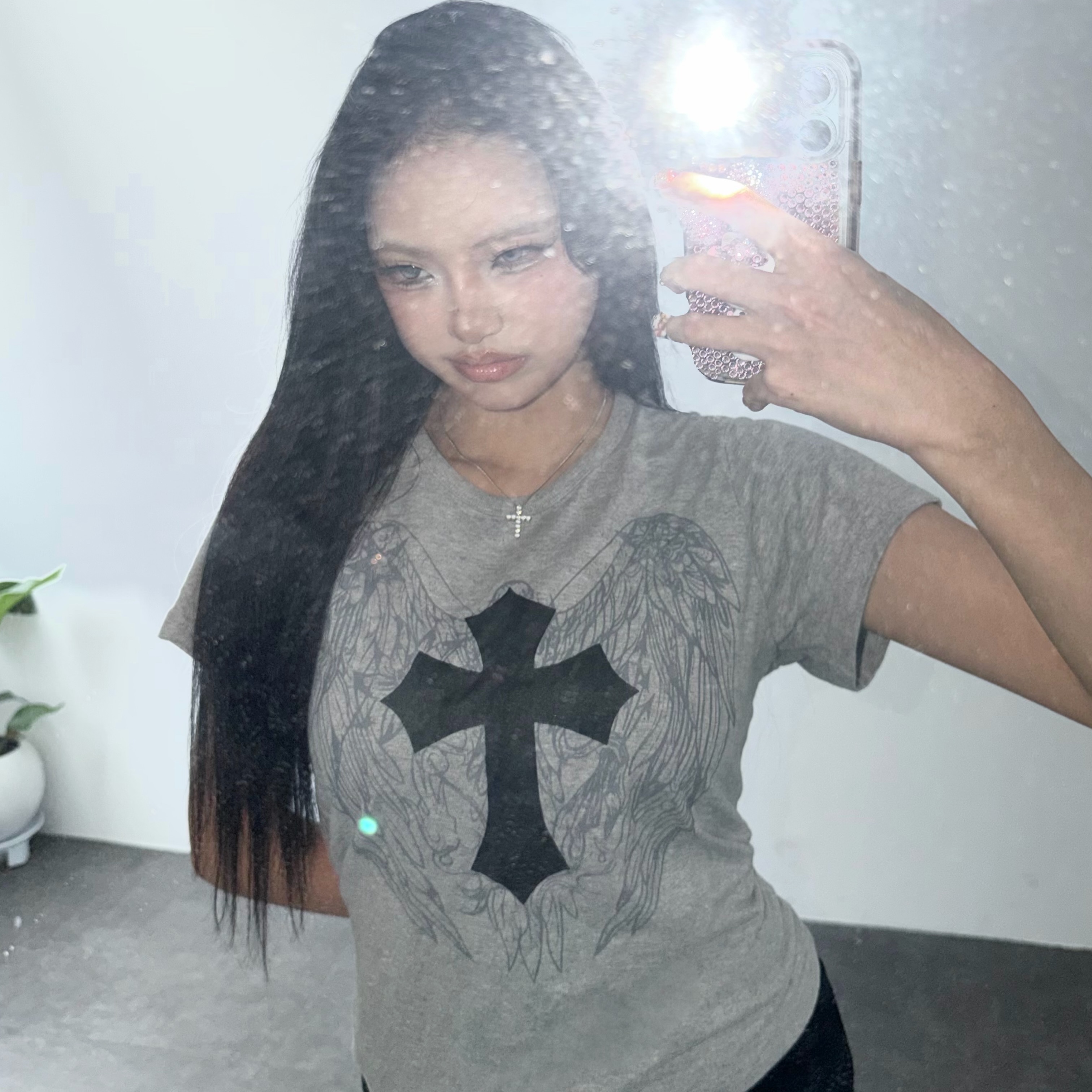 SLOW RECORD HOUSE Cross Wing T-Shirt Grey 착용 스타일 - 1